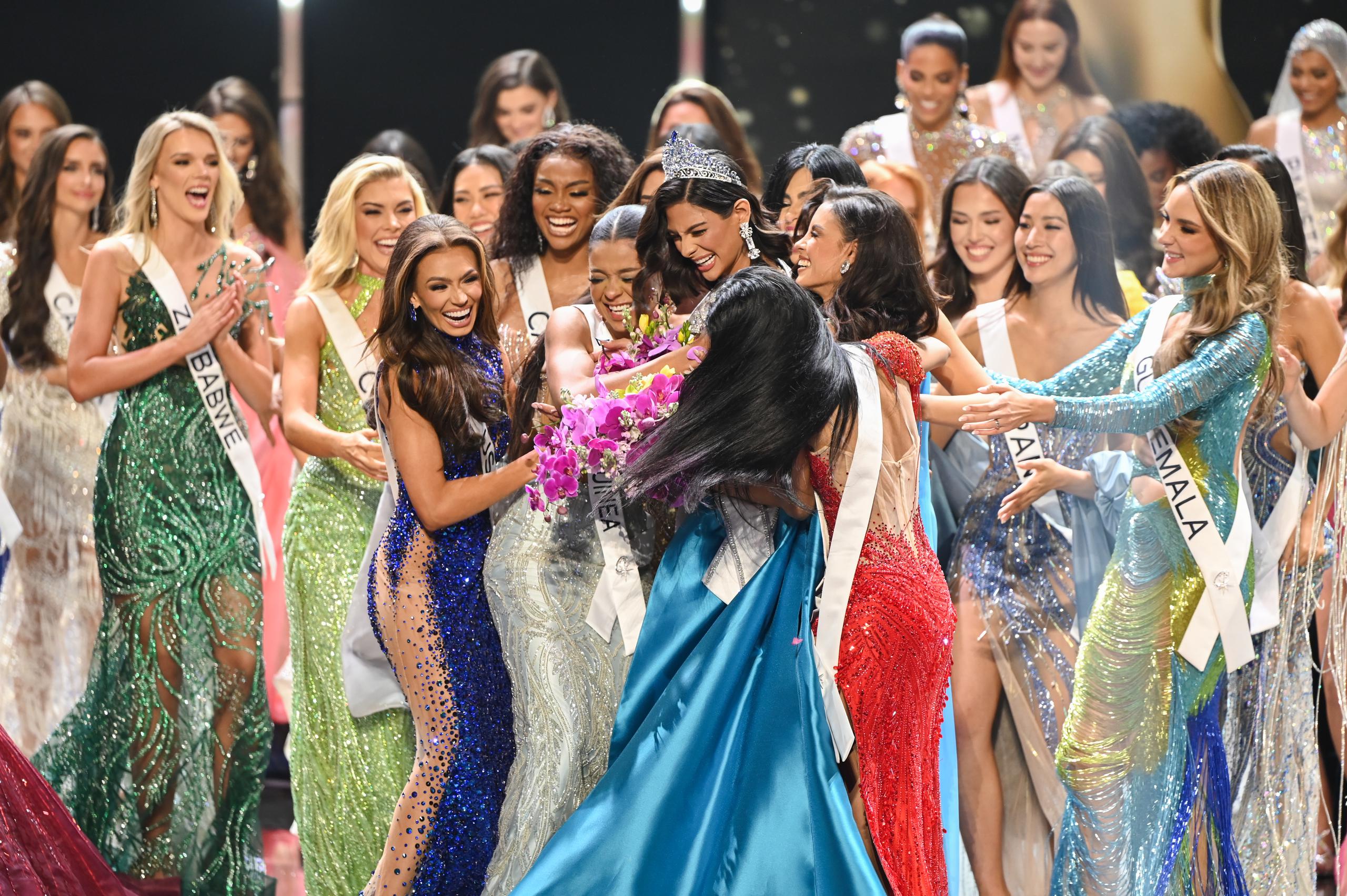 Sheynnis Palacios, Miss Universe 2023, recibió fuertes abrazos de varias las participantes al final de la transmisión de televisión.