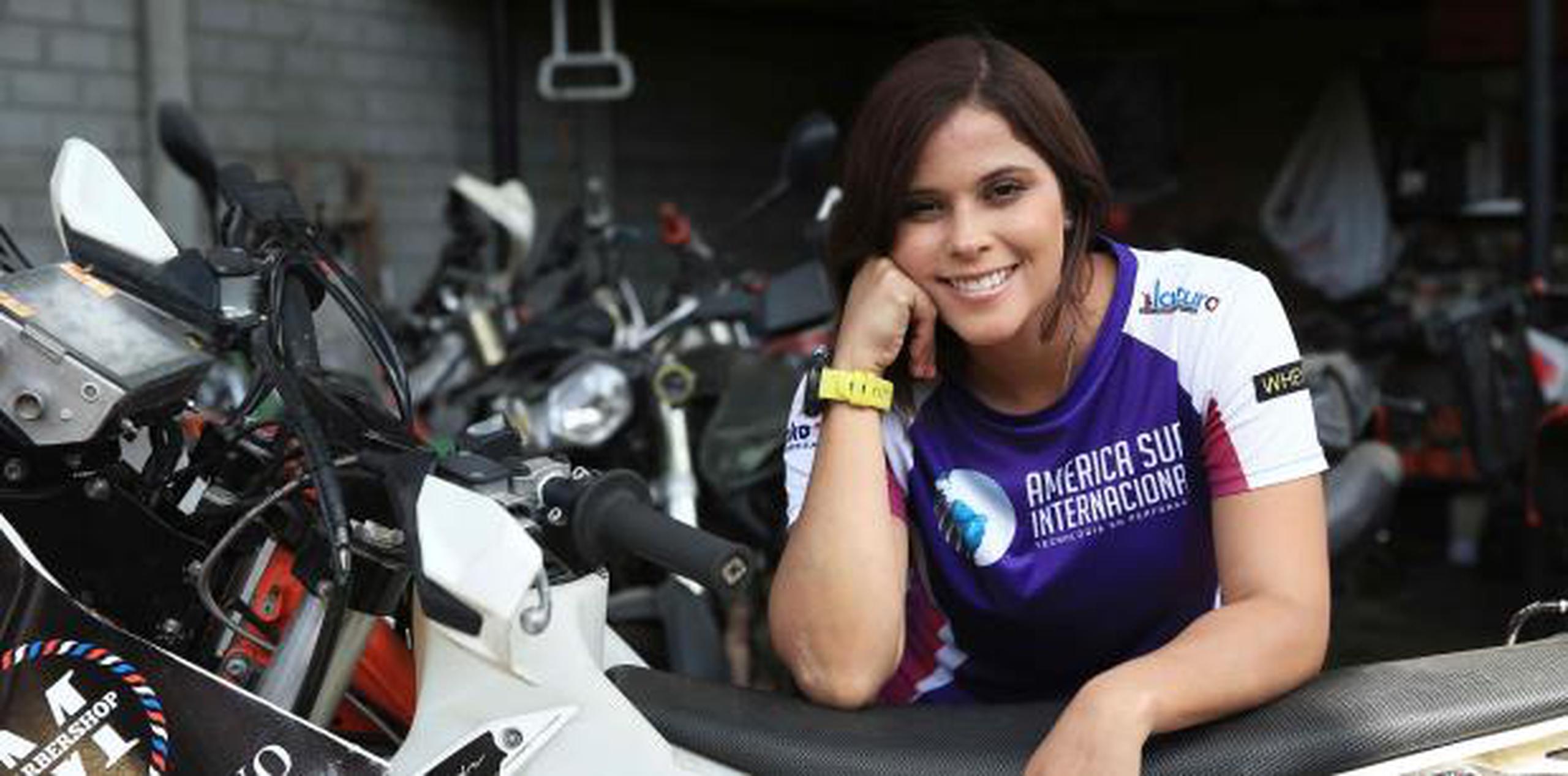Gianna Velarde, de 24 años, posa junto a su moto, contó como aprendió a correr entre las dunas de Lima con su padre, en desobediencia a su madre, con su casco y su peluca. (EFE)

