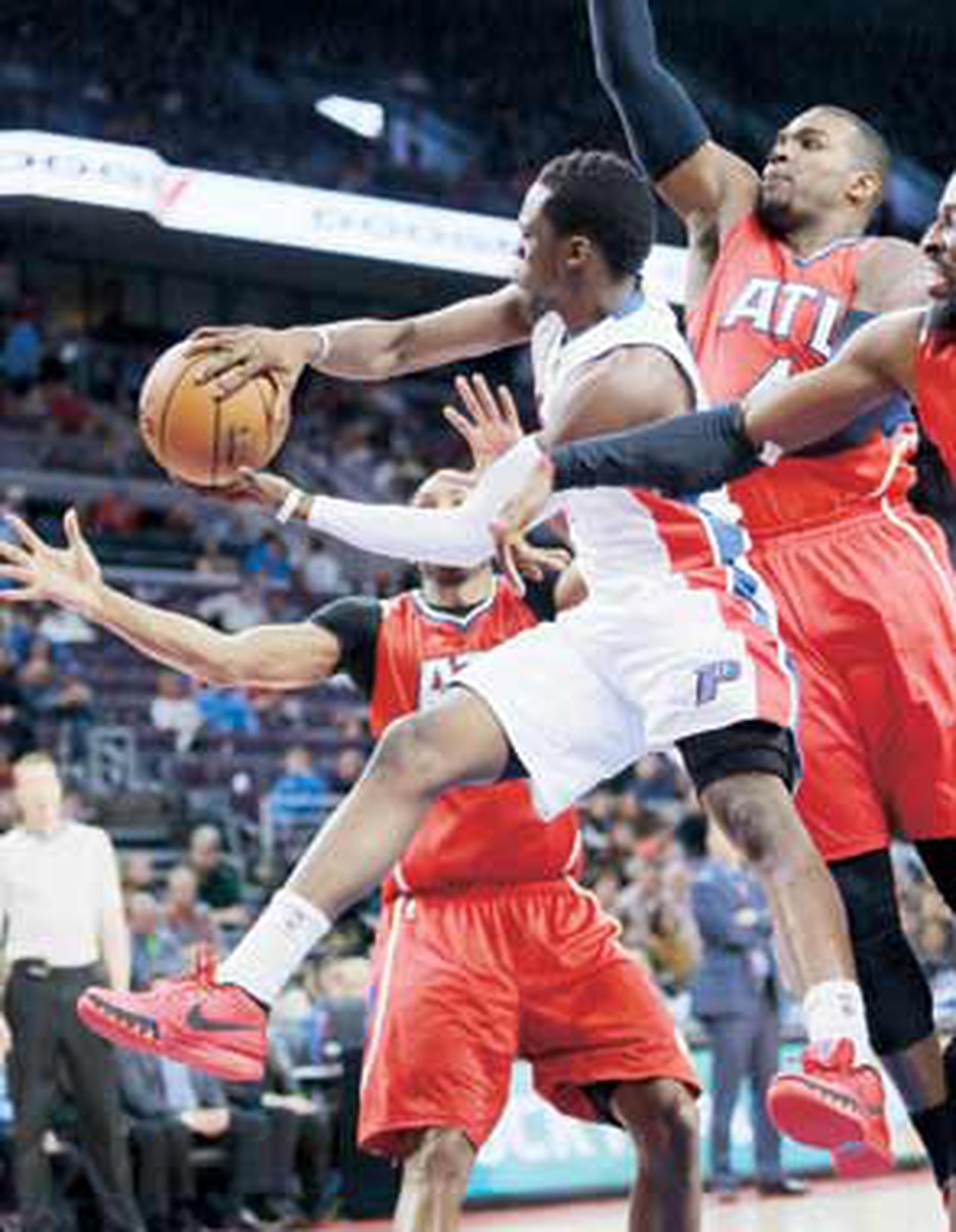 Reggie Jackson (con el balón) y los Pistons de Detroit les recetaron la segunda derrota en los últimos tres partidos a los Hawks de Atlanta, que ya aseguraron el primer lugar de la Conferencia del Este. (AP)