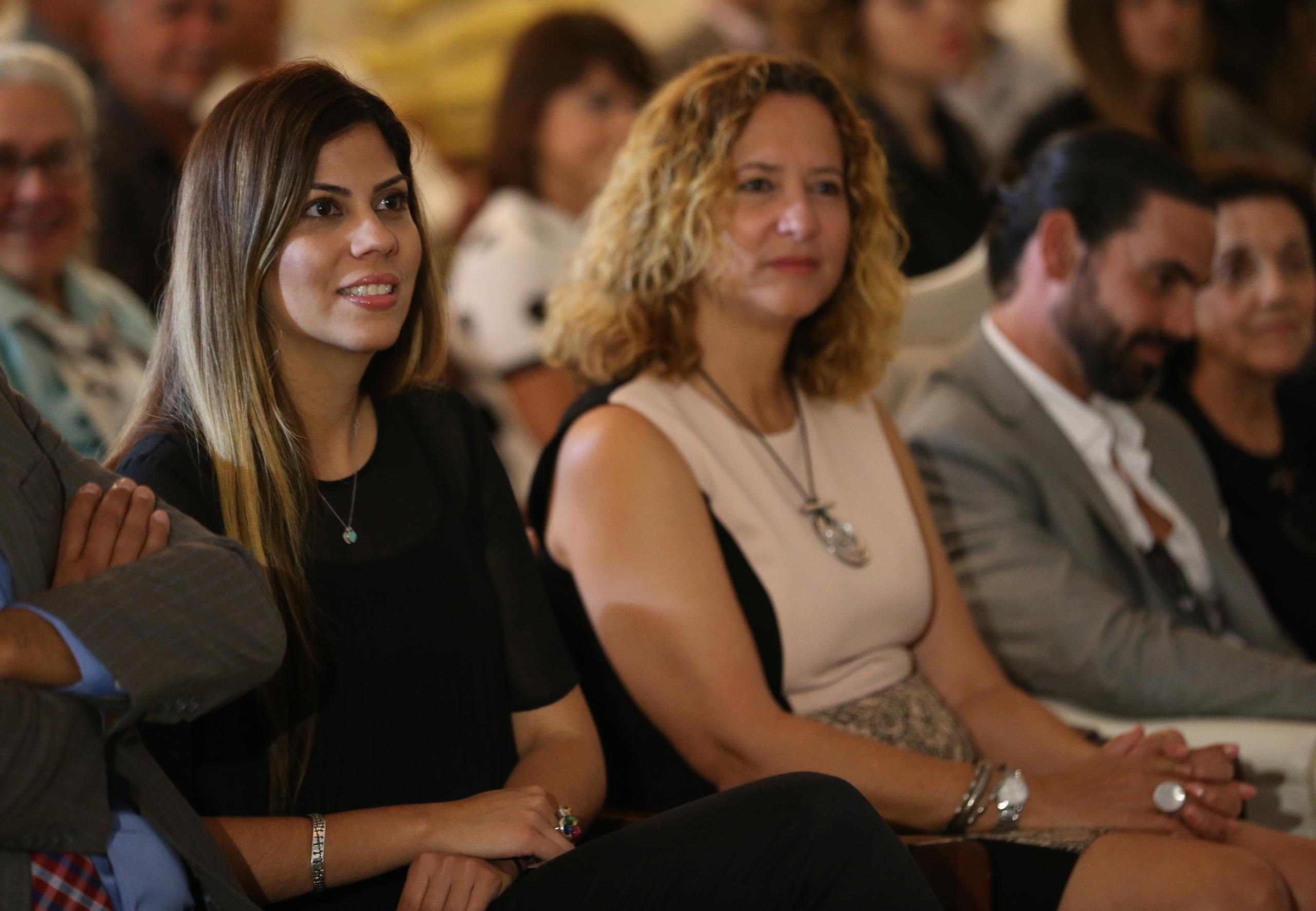 La exsecretaria del DRD, Adriana Sánchez Parés, aquí a la izquierda de la presidenta del Copur, Sara Rosario, durante una actividad del pasado cuatrienio. Sánchez Parés trabaja ahora como abogada de la Federación Puertorriqueña de Fútbol contra el Copur.
