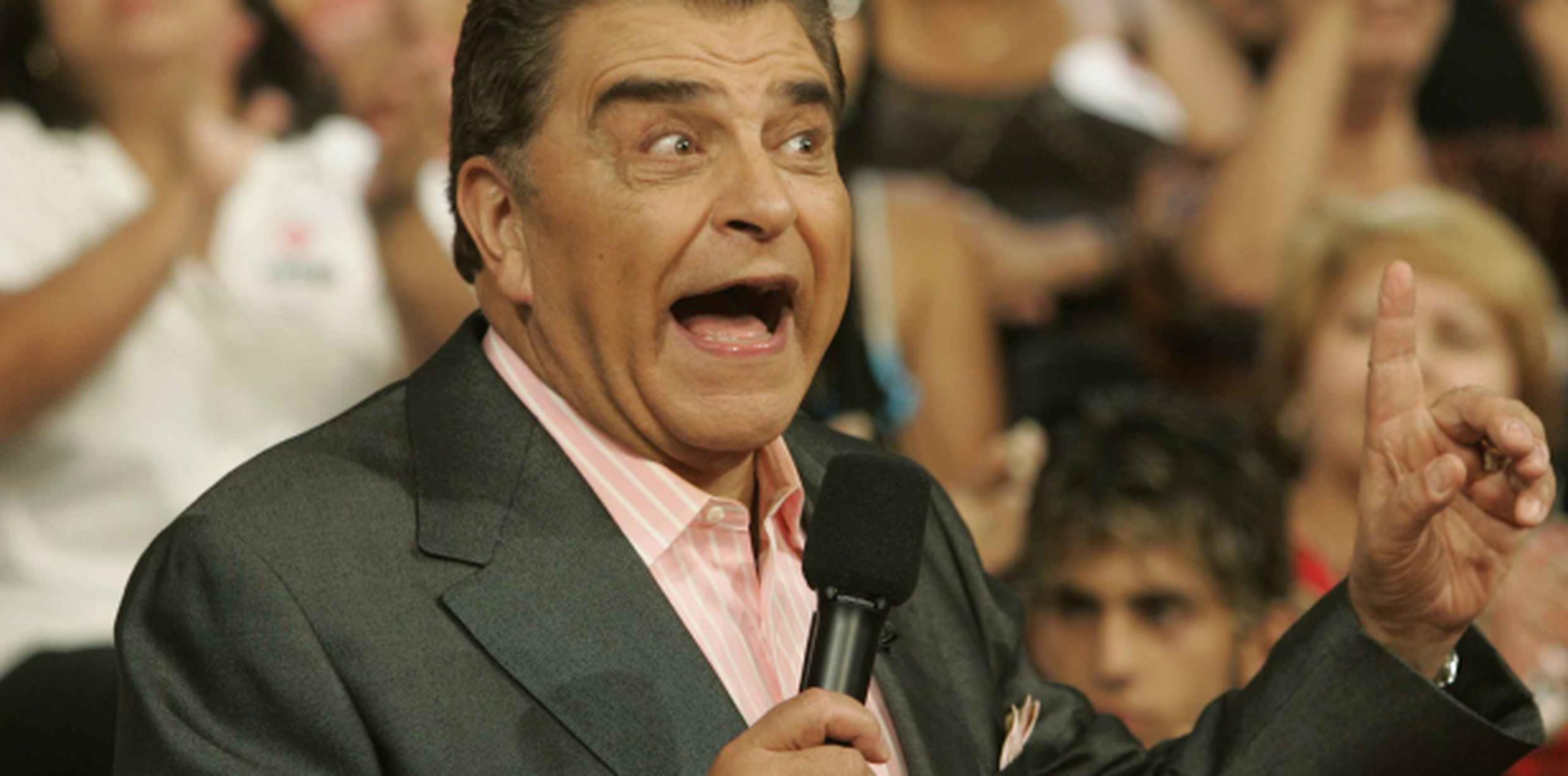 El animador explicó que dejó el programa por una cláusula de su contrato con Univision. (Archivo)