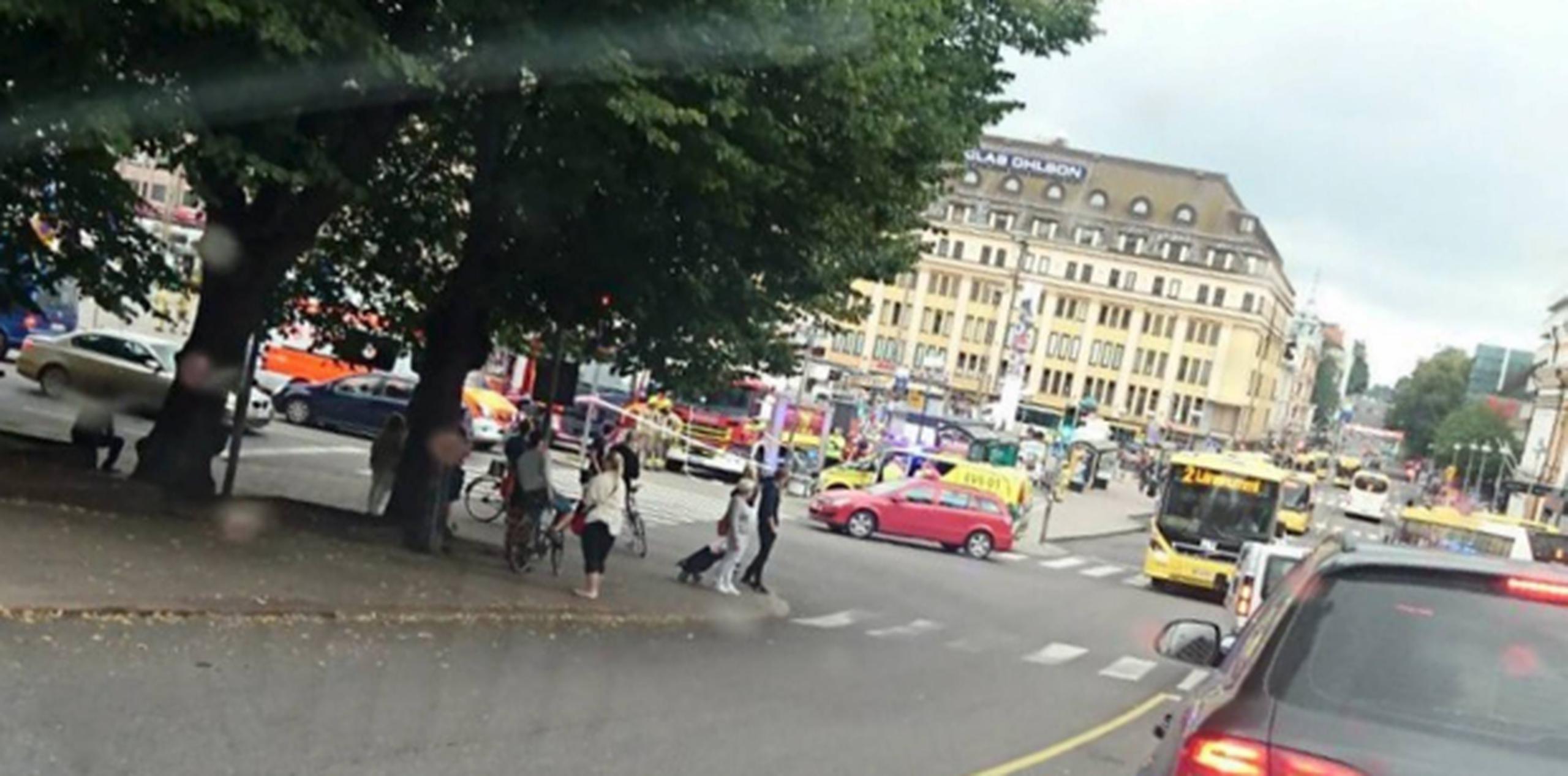 Escenas de caos se vivieron en la plaza del mercado de Turku, Finlandia, donde varias personas fueron apuñaladas. (Lehtikuva via AP)
