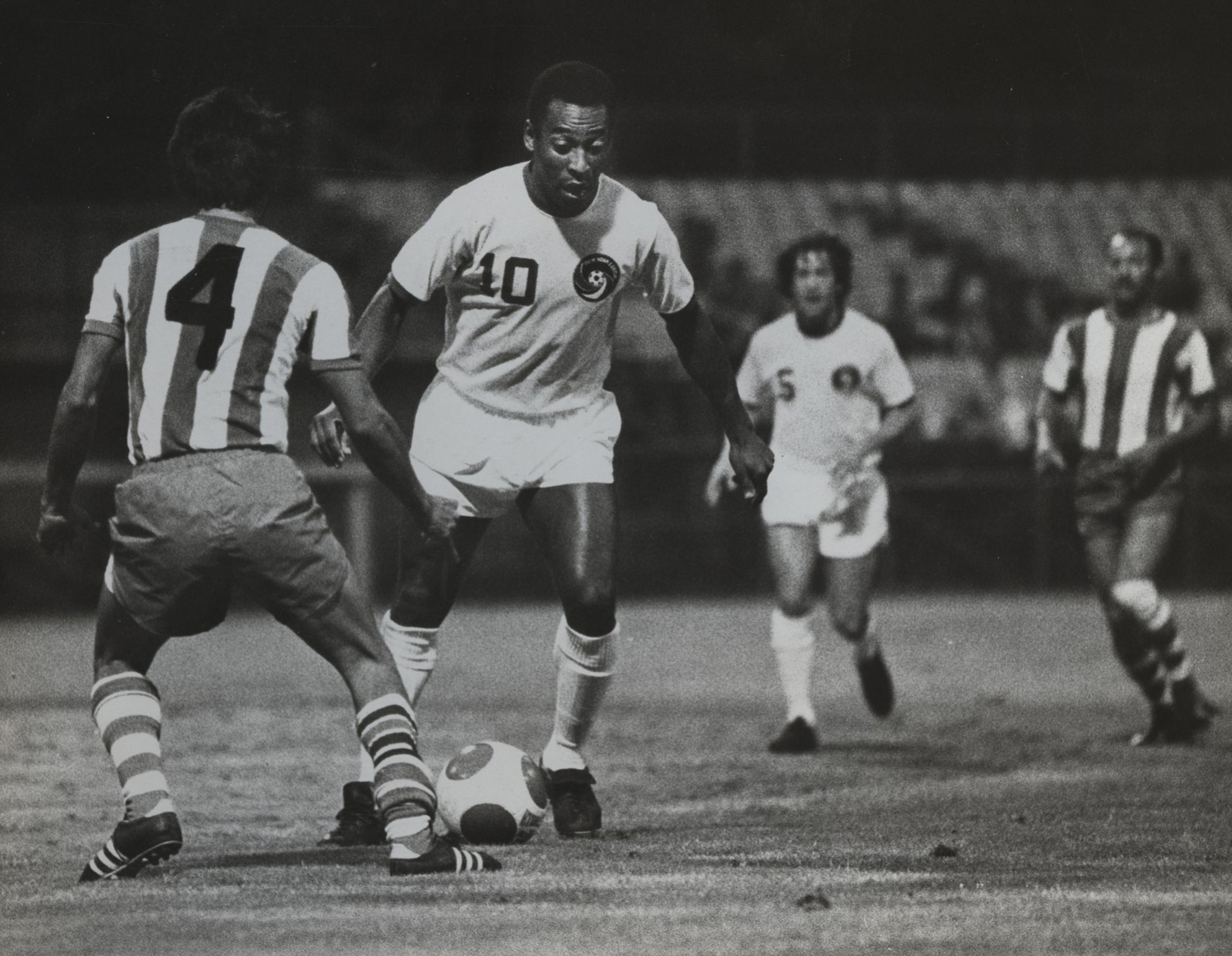 En el 1975, Pelé dejo a su club de Brasil, los Santos, para convertirse en el rostro principal del fútbol profesional de Estados Unidos jugando para el Cosmos.
