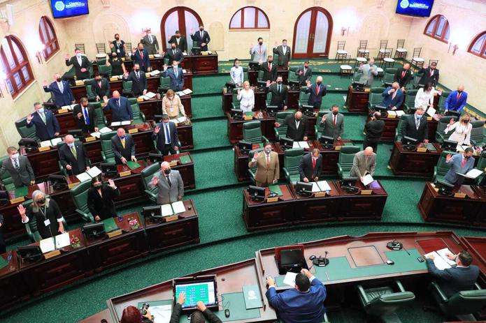 Miembros de la nueva Cámara de Representantes de Puerto Rico juran a sus posiciones como parte de la decimonovena Asamblea Legislativa.