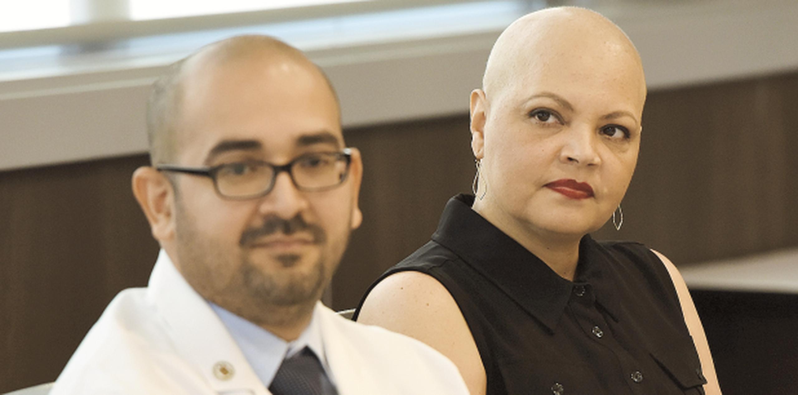 El doctor Alexis Cruz Chacón, junto a Cindy del Valle, quien fue la primera paciente en recibir un trasplante alogénico en el País. (andre.kang@gfrmedia.com)
