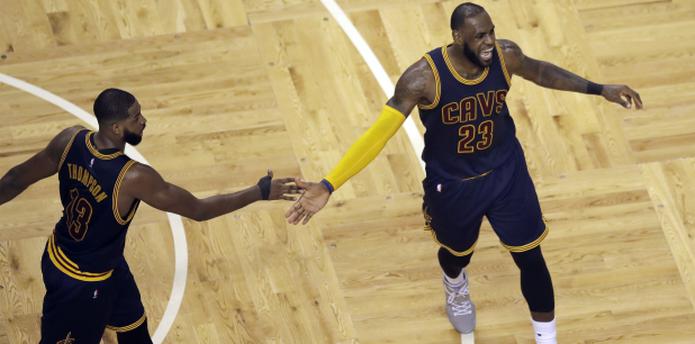 LeBron James (derecha) lideró a Cleveland con 38 puntos. (AP/Charles Krupa)
