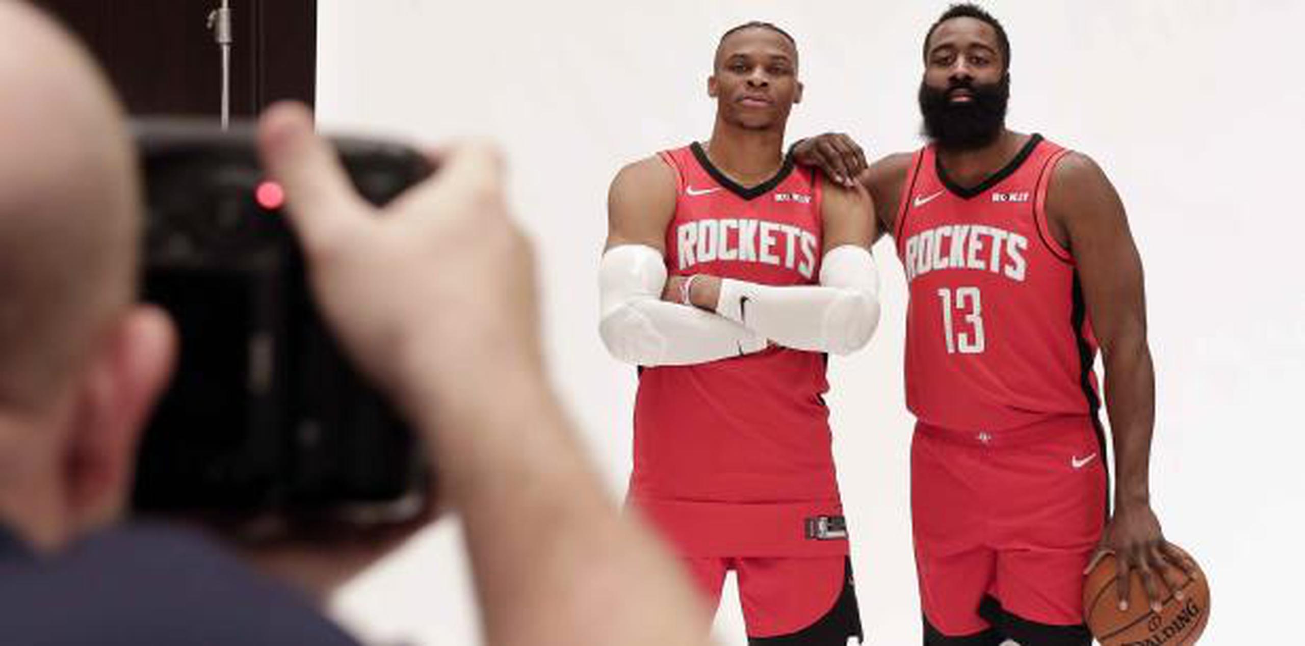 Russell Westbrook debutará esta temporada con los Rockets, donde se unirá a James Harden (13). Ambos jugaron juntos anteriormente con el Thunder. (AP)