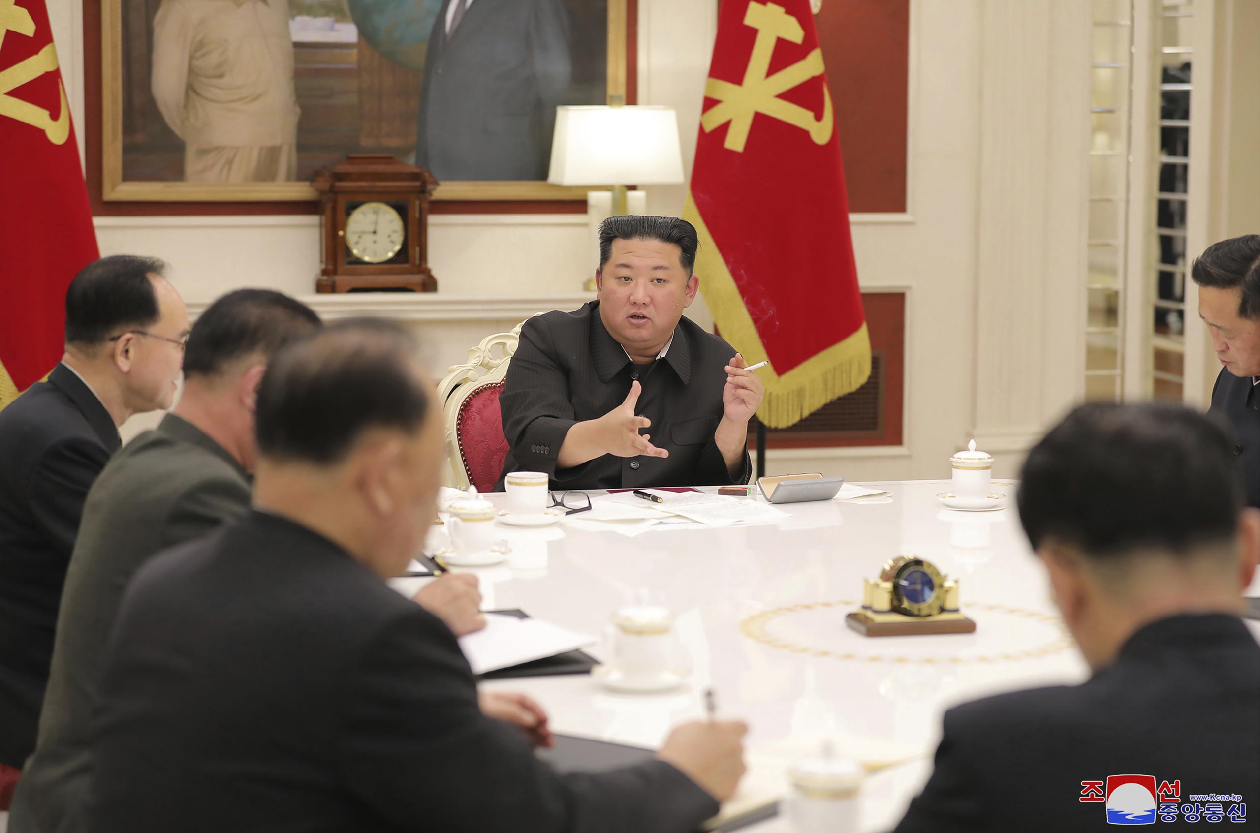 Kim ofreció el miércoles la reserva de medicamentos de su familia para los afectados por “una epidemia intestinal aguda” en la localidad suroccidental de Haeju, según la Agencia Central de Noticias de Corea.