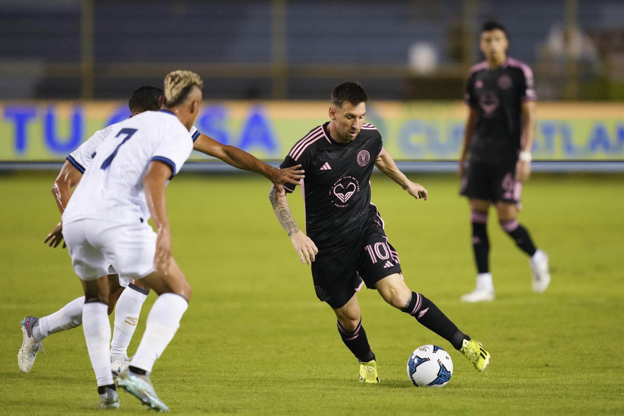 Lionel Messi controla el balón ante la defensa de El Salvador durante un partido amistoso.