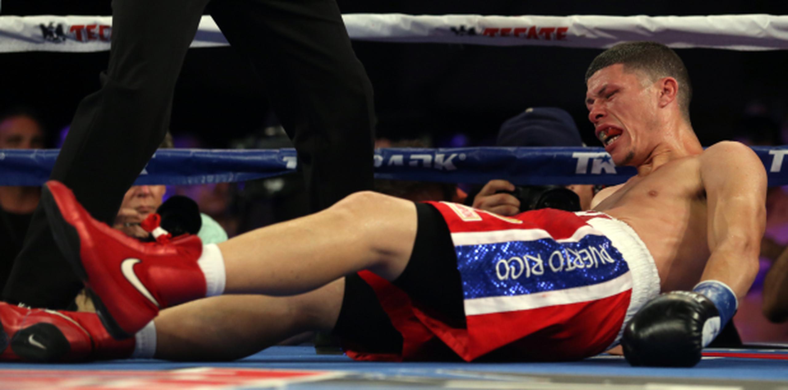 Román "Rocky" Martínez cae a la lona noqueado por una potente combinación de golpes de Vasyl Lomachenko. (JUAN.MARTINEZ@GFRMEDIA.COM)