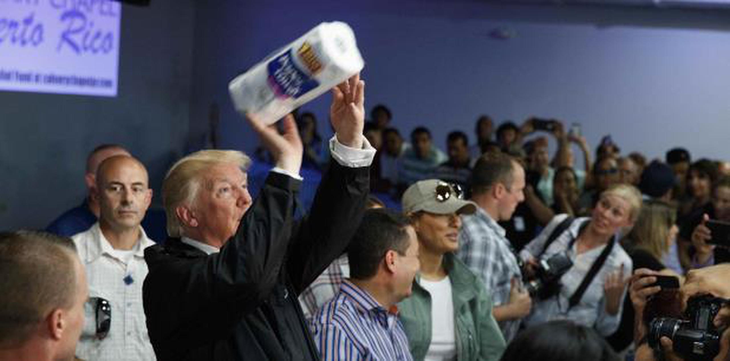 Trump en el momento en que lanzaba papel toalla a personas en Puerto Rico a pocos días del azote del huracán María. (archivo)