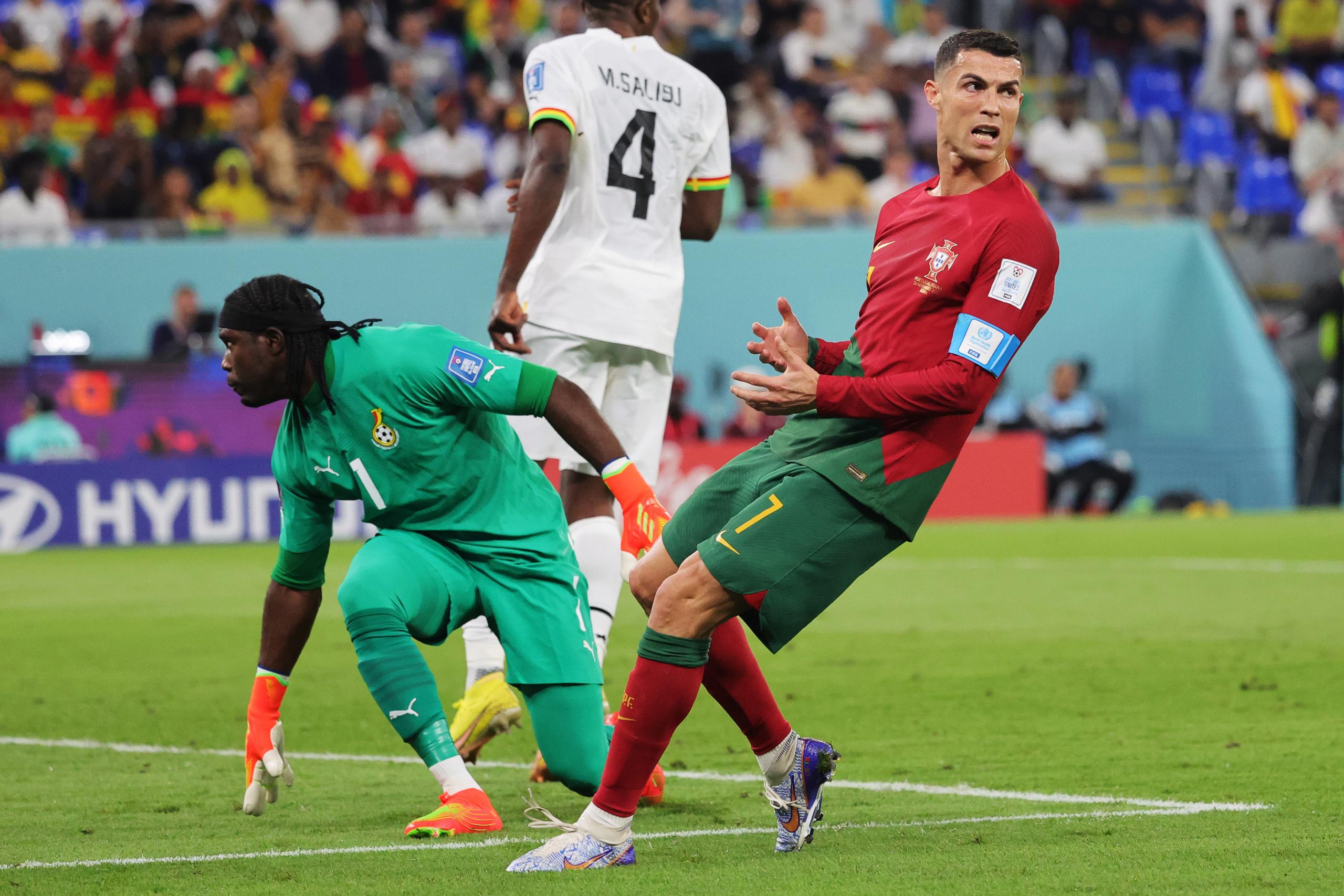 Cristiano Ronaldo, de Portugal, recibó falta dentro de la zona por Ghana y cobró en penal en el minuto 65.
