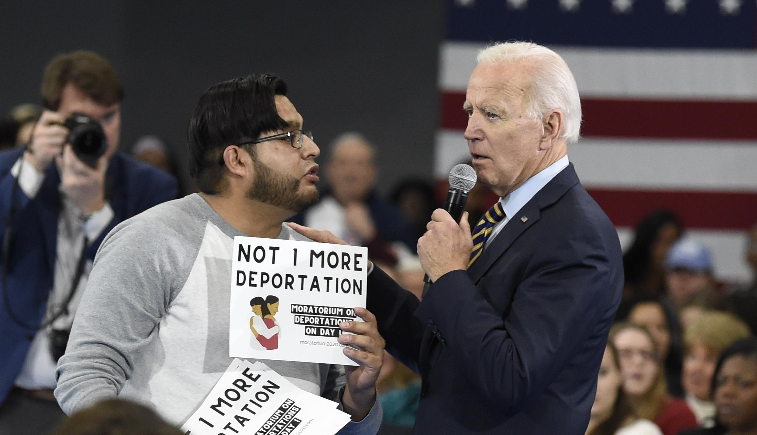 Joe Biden habla con un manifestante que se opone a su posición sobre las deportaciones durante un mitin en noviembre de 2019 en la Universidad Lander, en Greenwood, Carolina del Sur.