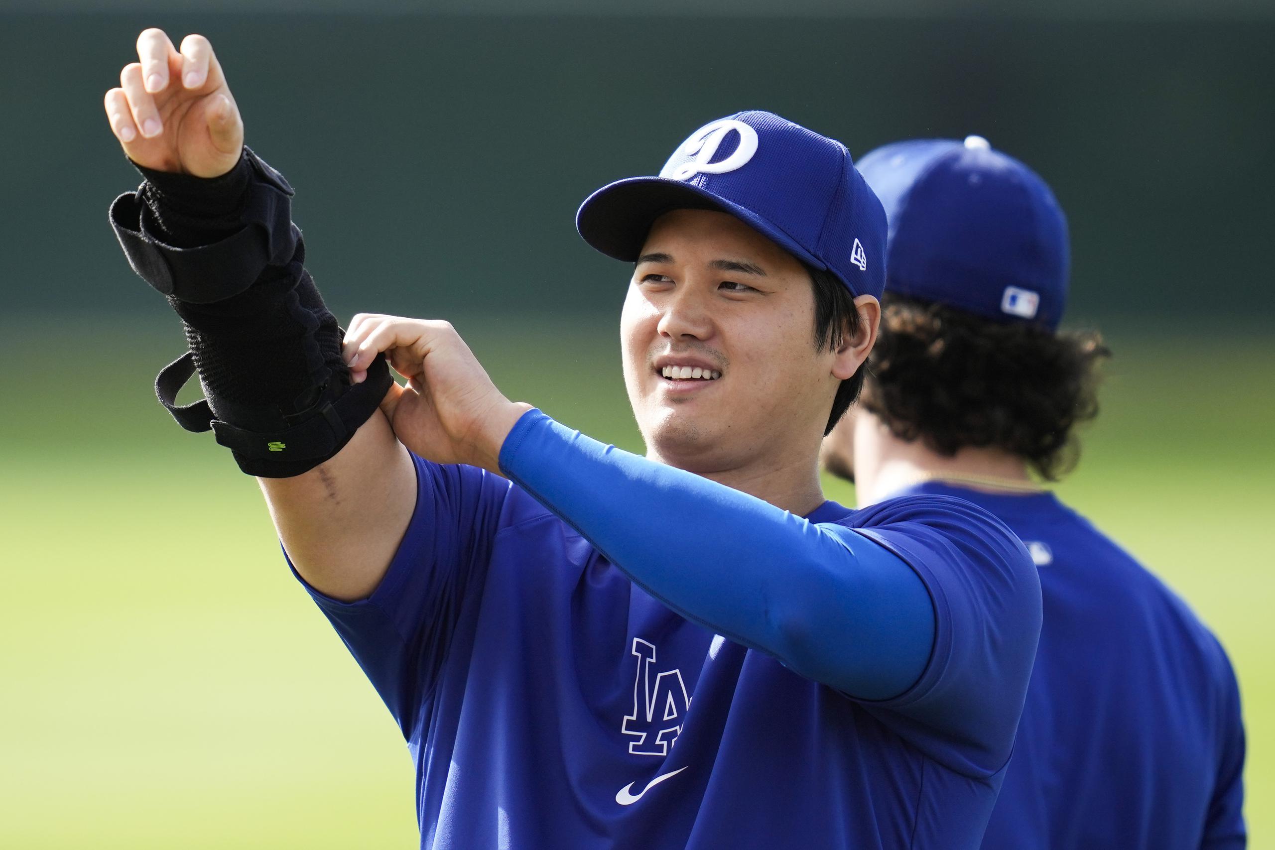 El bateador designado Shohei Ohtani participa en un entrenamiento de los Dodgers de Los Ángeles.
