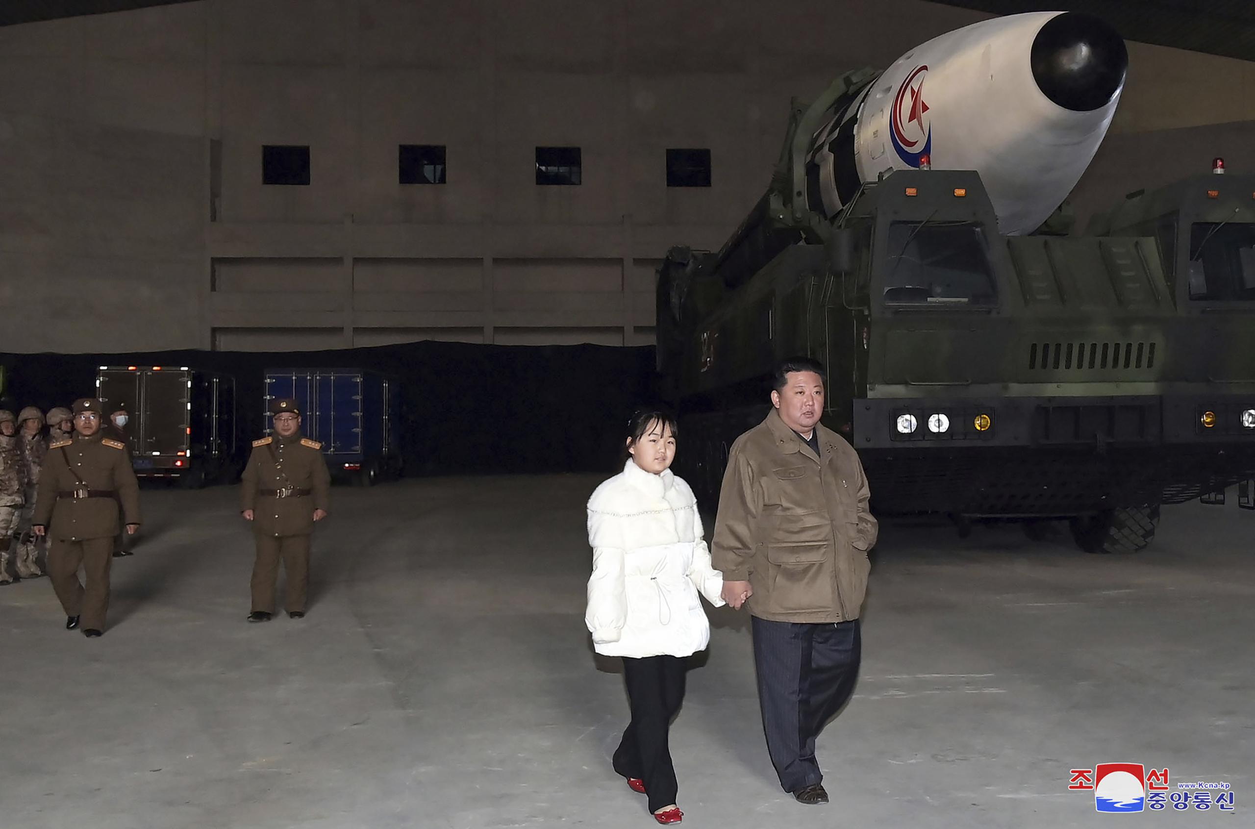 Foto proporcionada el 19 de noviembre de 2022 por el gobierno de Corea del Norte del líder de Corea del Norte Kim Jong-un, derecha, y su hija mientras inspeccionan lo que dice ser un misil balístico intercontinental Hwasong-17 en el aeropuerto internacional en Pyongyang, en Pyongyang, Corea del Norte.
