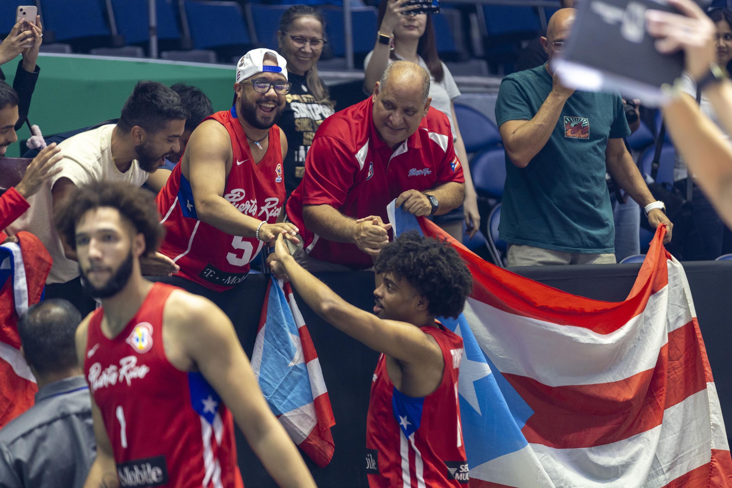 Jugadores del Equipo Nacionaly fanáticos celebran la victoria sobre China que los clasifica a la ronda octavos de final del Mundial.