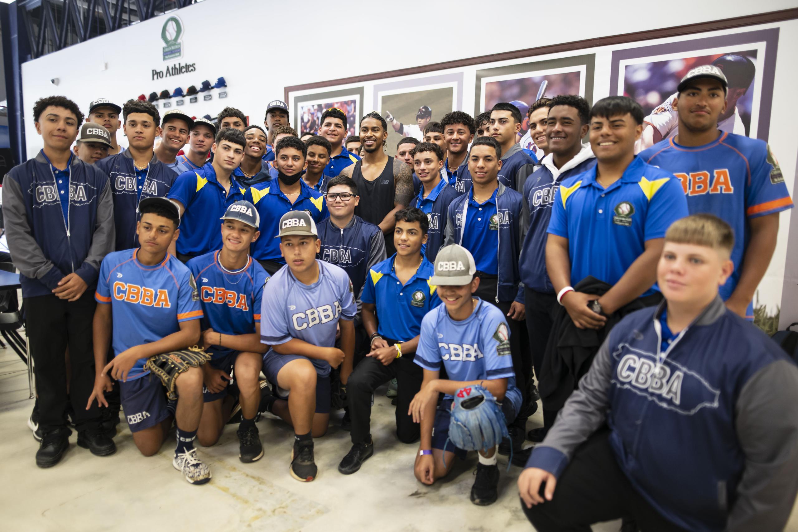 Francisco Beltrán acompaña en la foto a estudiantes de la escuela especializada en béisbol de Carlos Beltrán.