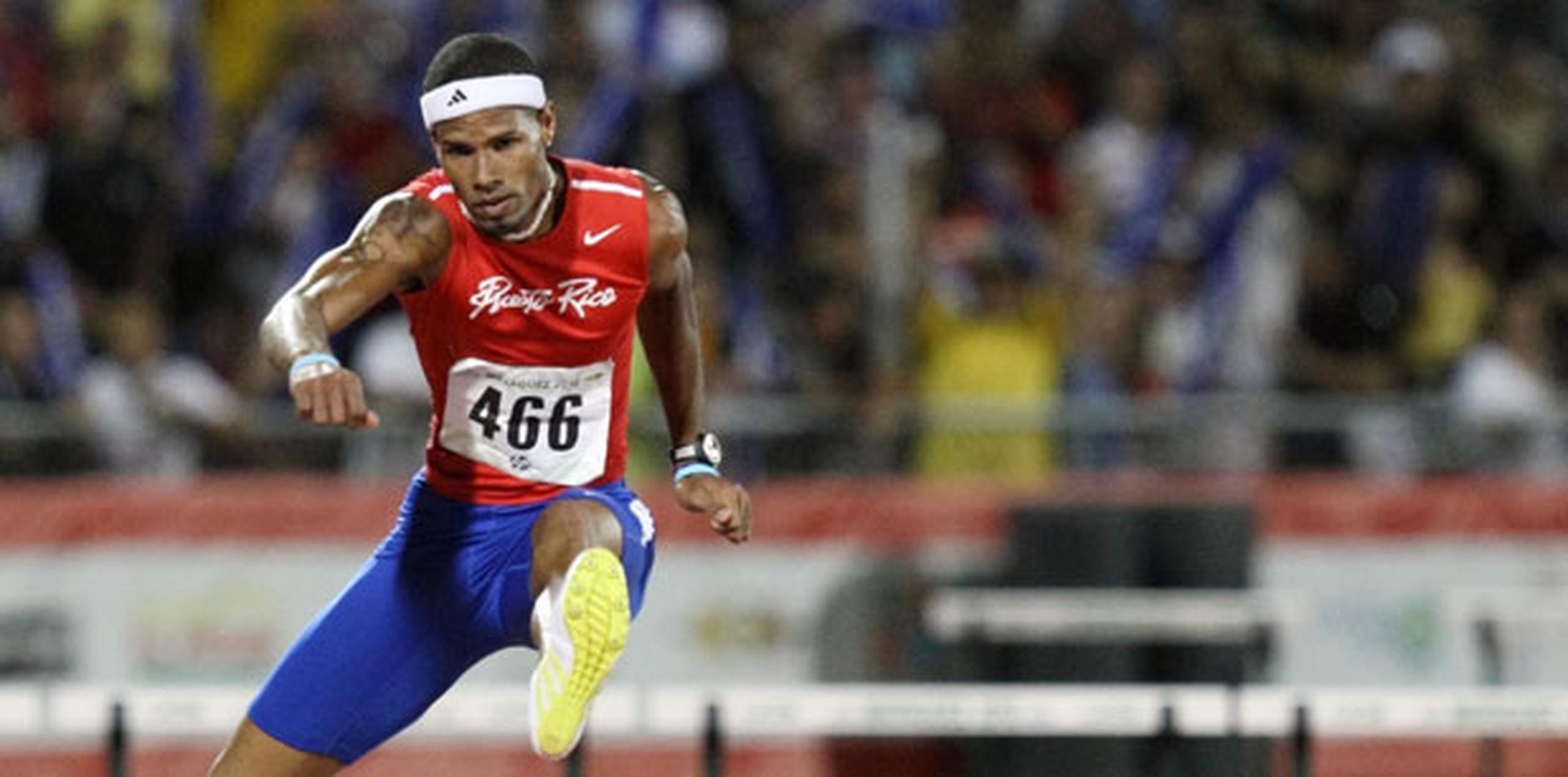 El medallista de bronce en Londres 2012 ha corrido este año para un mejor registro de 49.12 segundos  los 400 metros con vallas en lo que ha sido un lento comienzo de temporada. (Archivo)