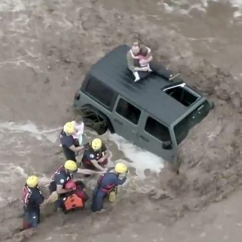 Increíble rescate de un padre y sus hijas atrapados por las inundaciones en Arizona