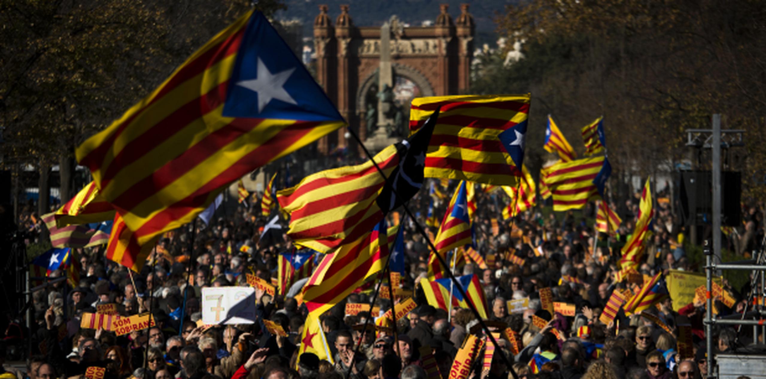 Muchos ondeaban hoy la bandera catalana en medio de la manifestación pro independencia. (AP)