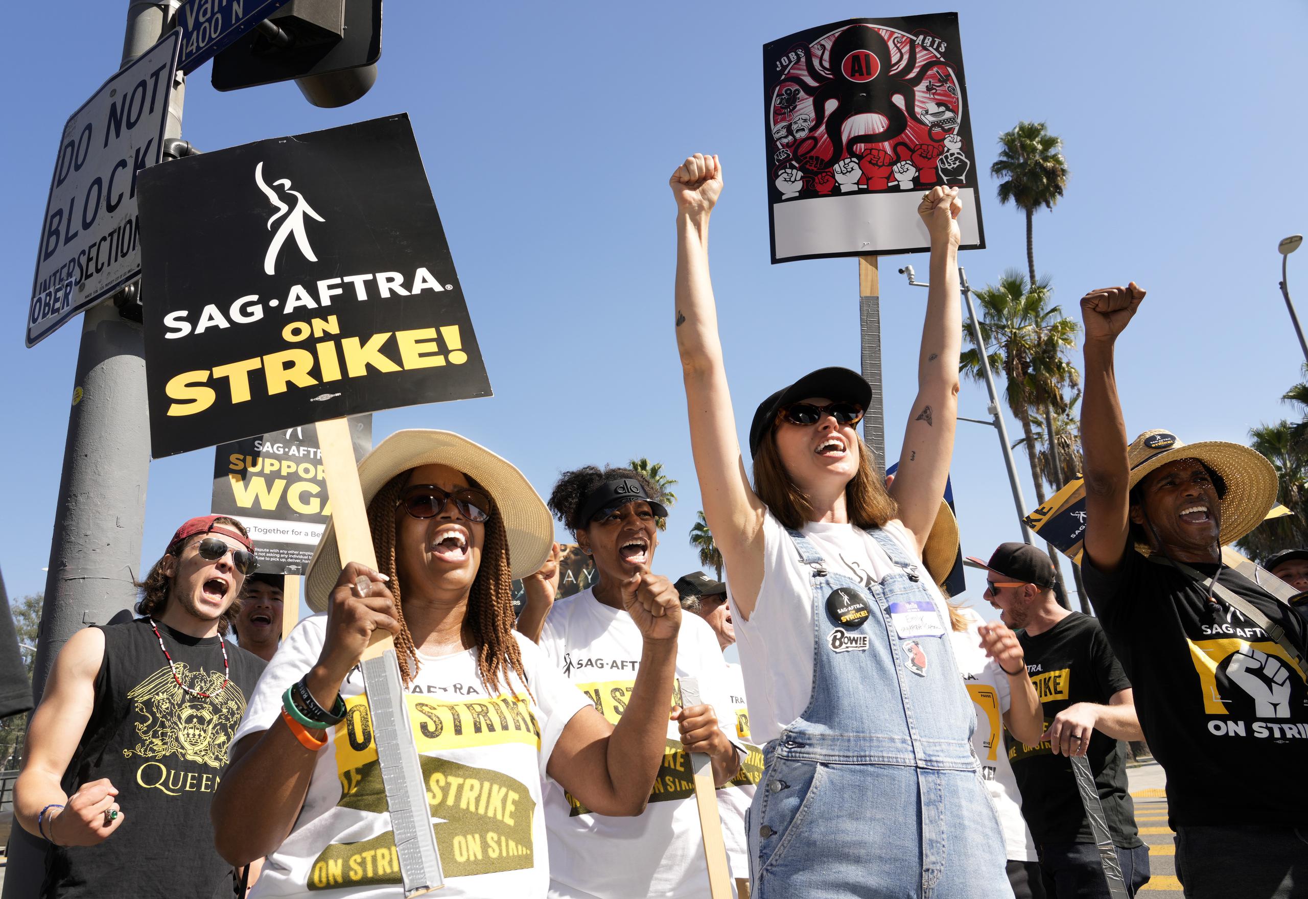 Las actrices en huelga Jennifer Leigh Warren, izquierda, y Emily Kincaid, derecha, se manifiestan fuera de los estudois de Netflix el 17 de octubre de 2023, en Los Ángeles. (Foto AP/Chris Pizzello)