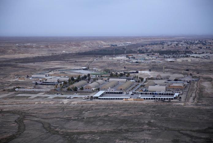 En esta imagen del 29 de diciembre de 2019 tomada desde un helicóptero, la base aérea de Ain al-Asad, en el desierto de Anbar, Irak.