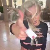 Britney reaparece bailando entre basura y herida en un dedo