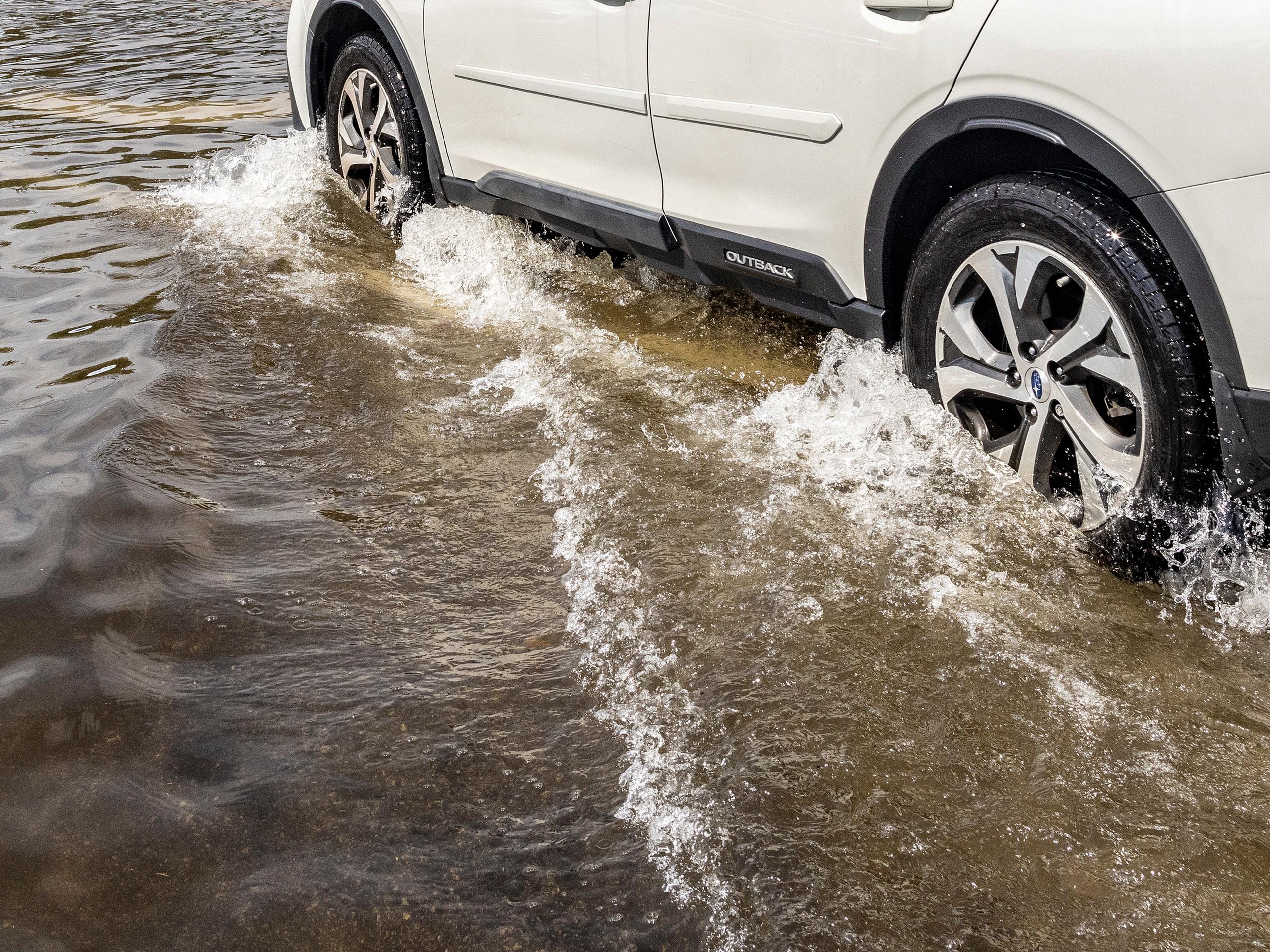 Se exhorta a los conductores a no cruzar ríos crecidos ni transitar por carreteras inundadas.
