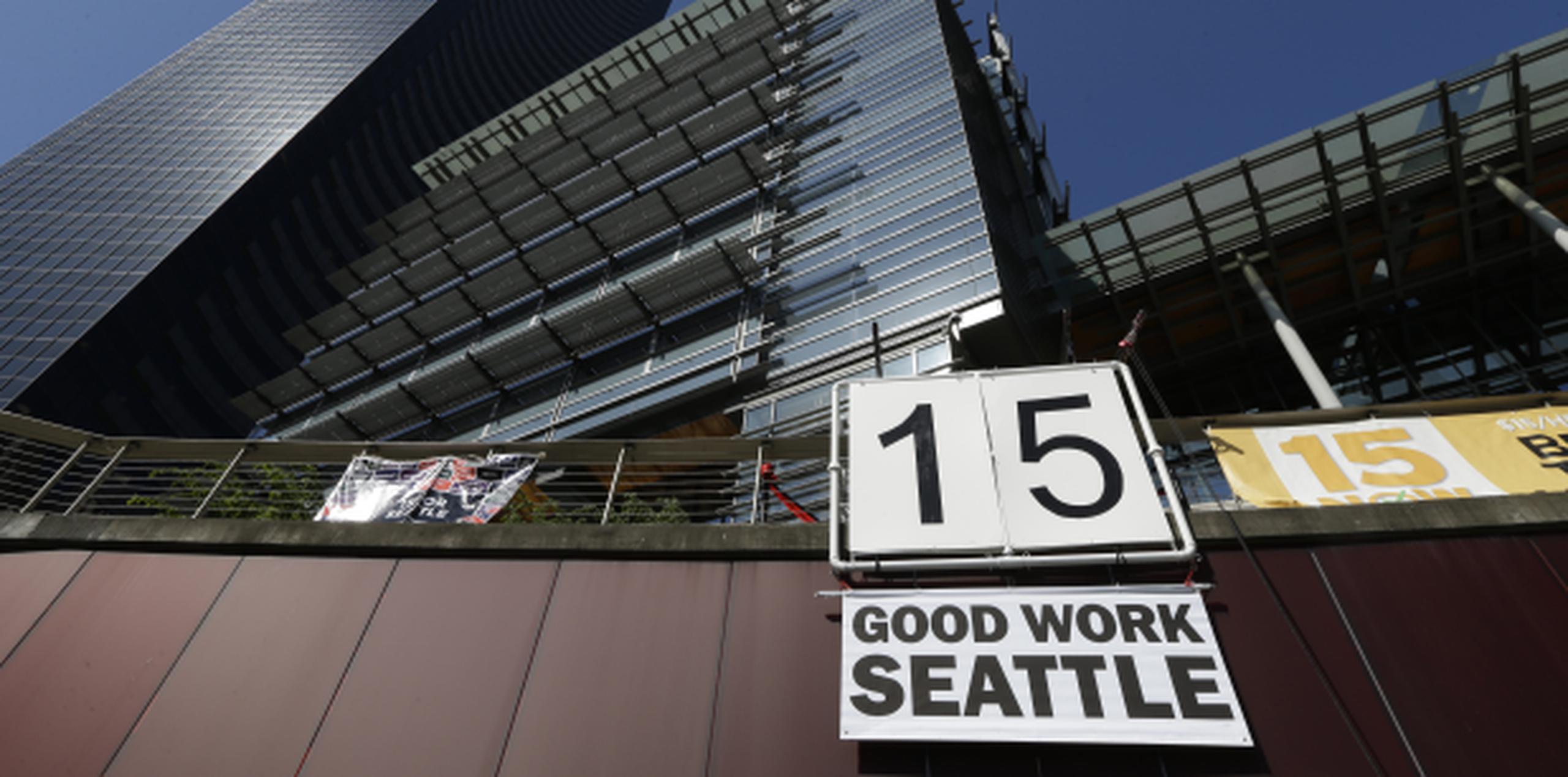 La Corte Suprema se negó a atender el reclamo de los propietarios de franquicias de Seattle alegaban que el aumento los discrimina al tratarlos como si fueran empresas grandes. (AP/Ted S. Warren, File)
