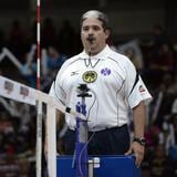 El veterano árbitro del voleibol, ‘Abuelo’ Piñero, se despide de la tarima de una manera muy emotiva