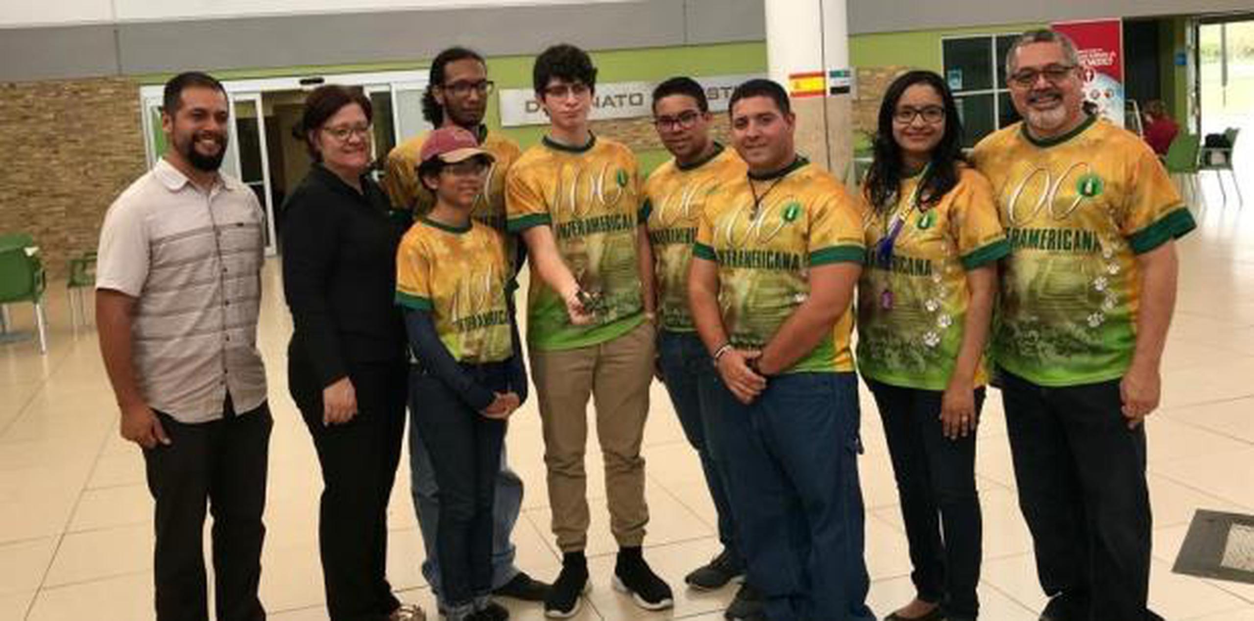 El equipo compuesto por tres estudiantes universitarios y uno de escuela superior recibió $5 mil por parte de los organizadores del evento durante la premiación y una medalla a la excelencia. (Suministrada)