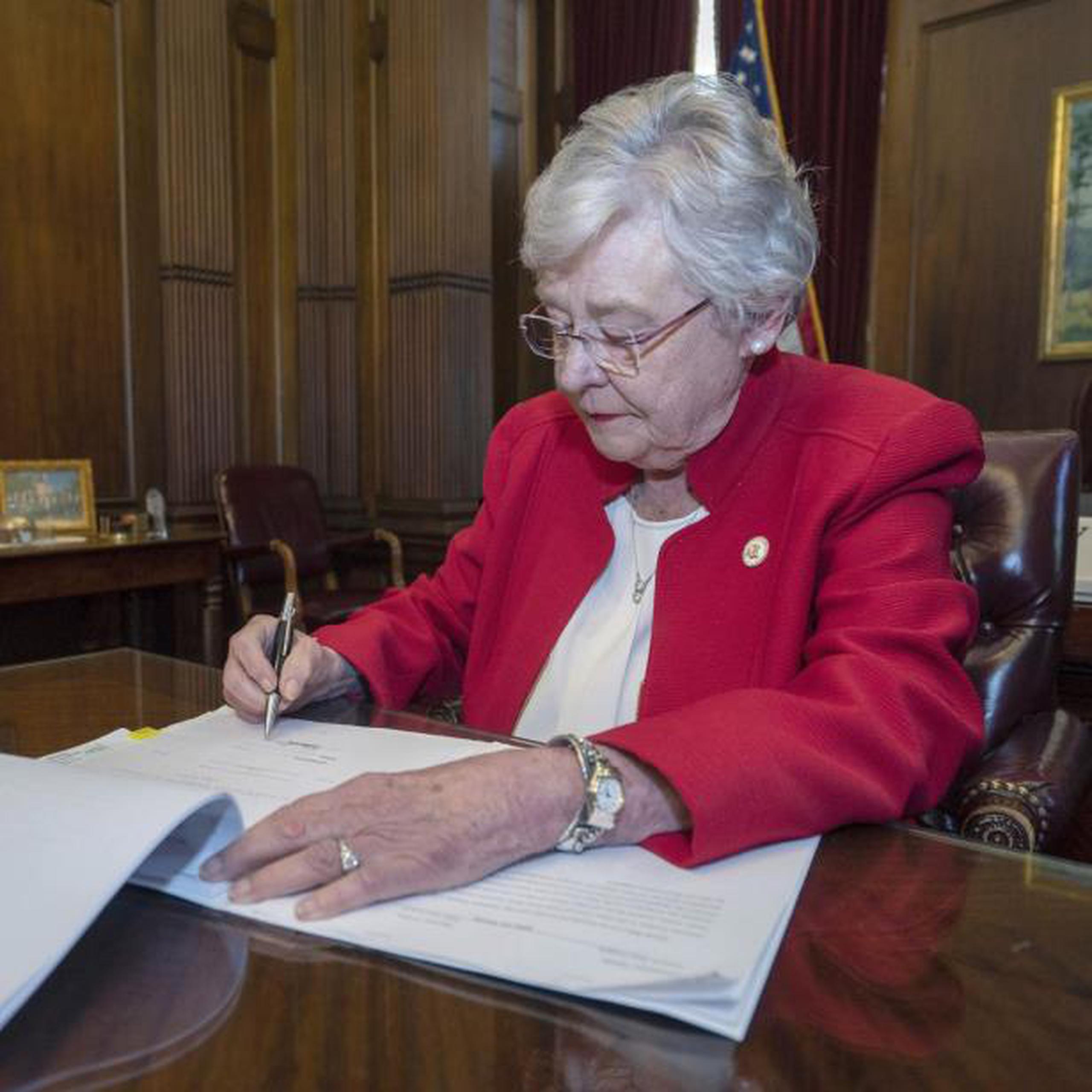 Kay Ivey, gobernadora republicana de Alabama, firmó la ley ayer, miércoles. (AP / Hal Yeager, Alabama Governor's Office)
