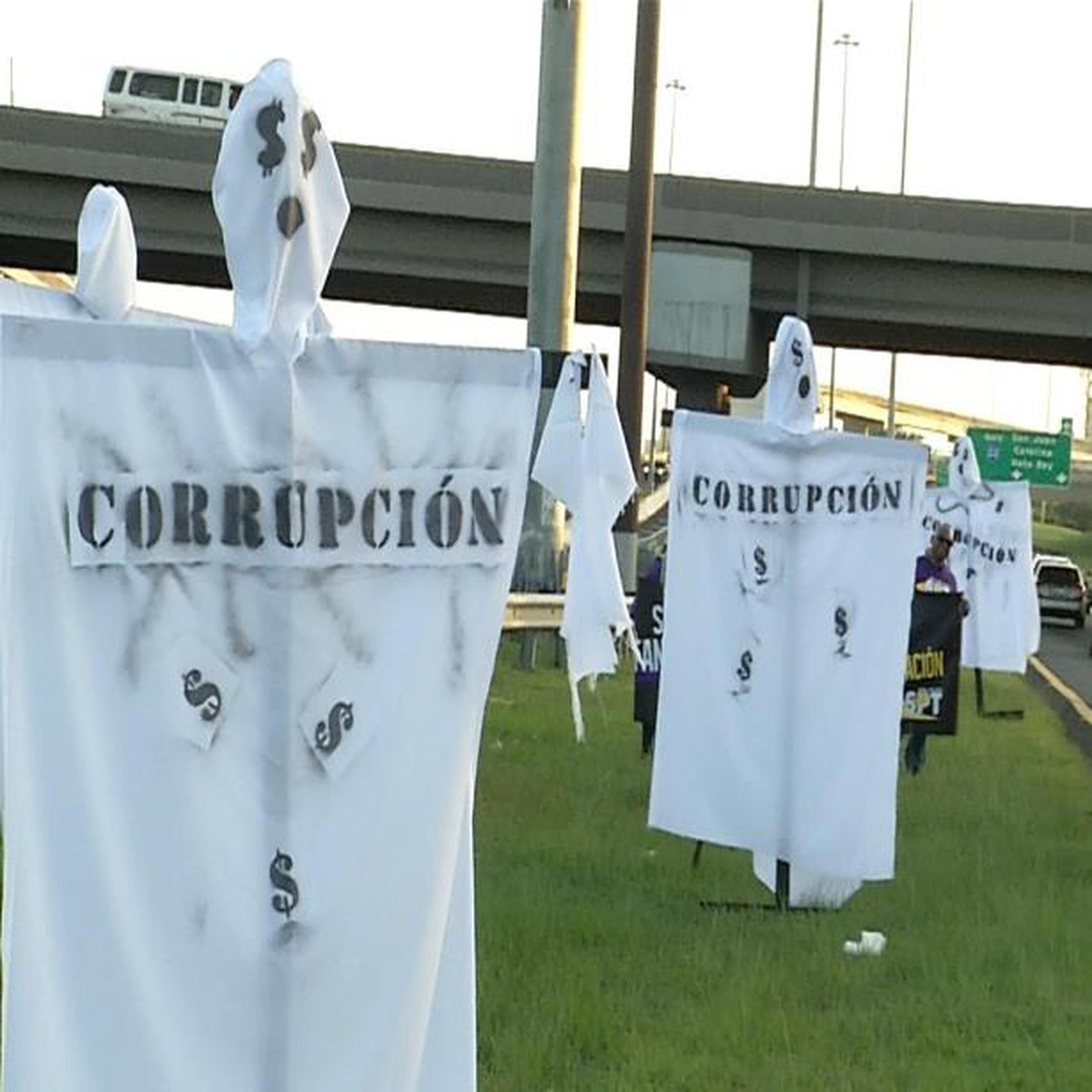 El llamado en sus letras sobre sábanas blancas, que simulaban ser fantasmas, leía "corrupción". (Suministrada)