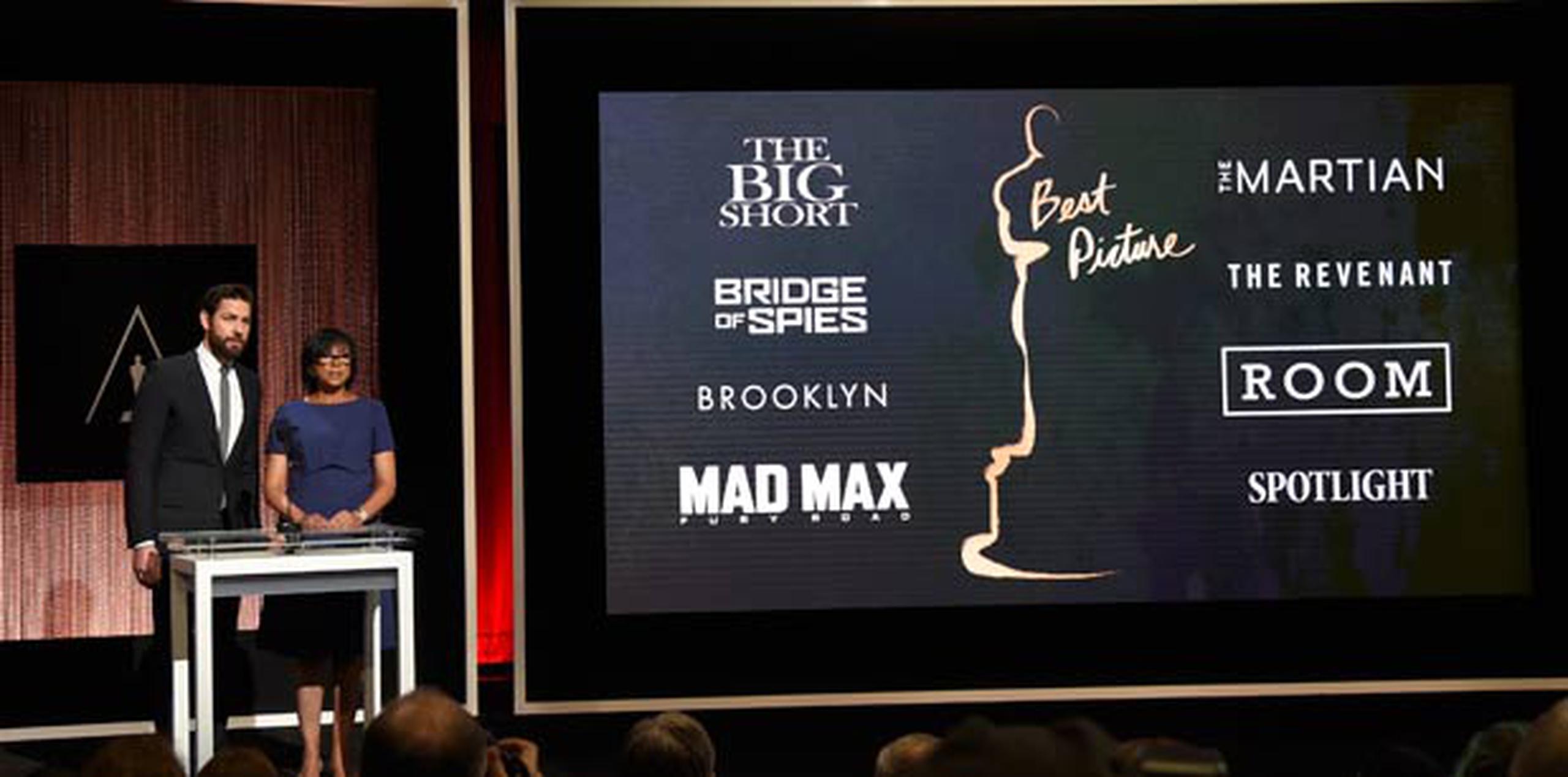 El actor John Krasinski y la presidenta de la Academia, Cheryl Boone, anunciaron esta mañana las nominaciones al Oscar.  (AP)