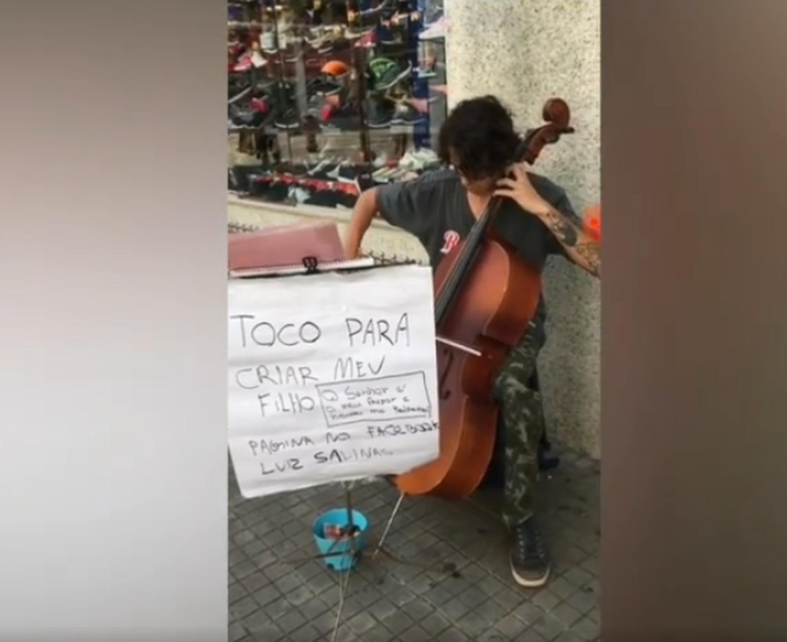 Un día, mientras tocaba en una calle de Santos, Luiz recibió un huevazo que terminó impactando en su violonchelo.