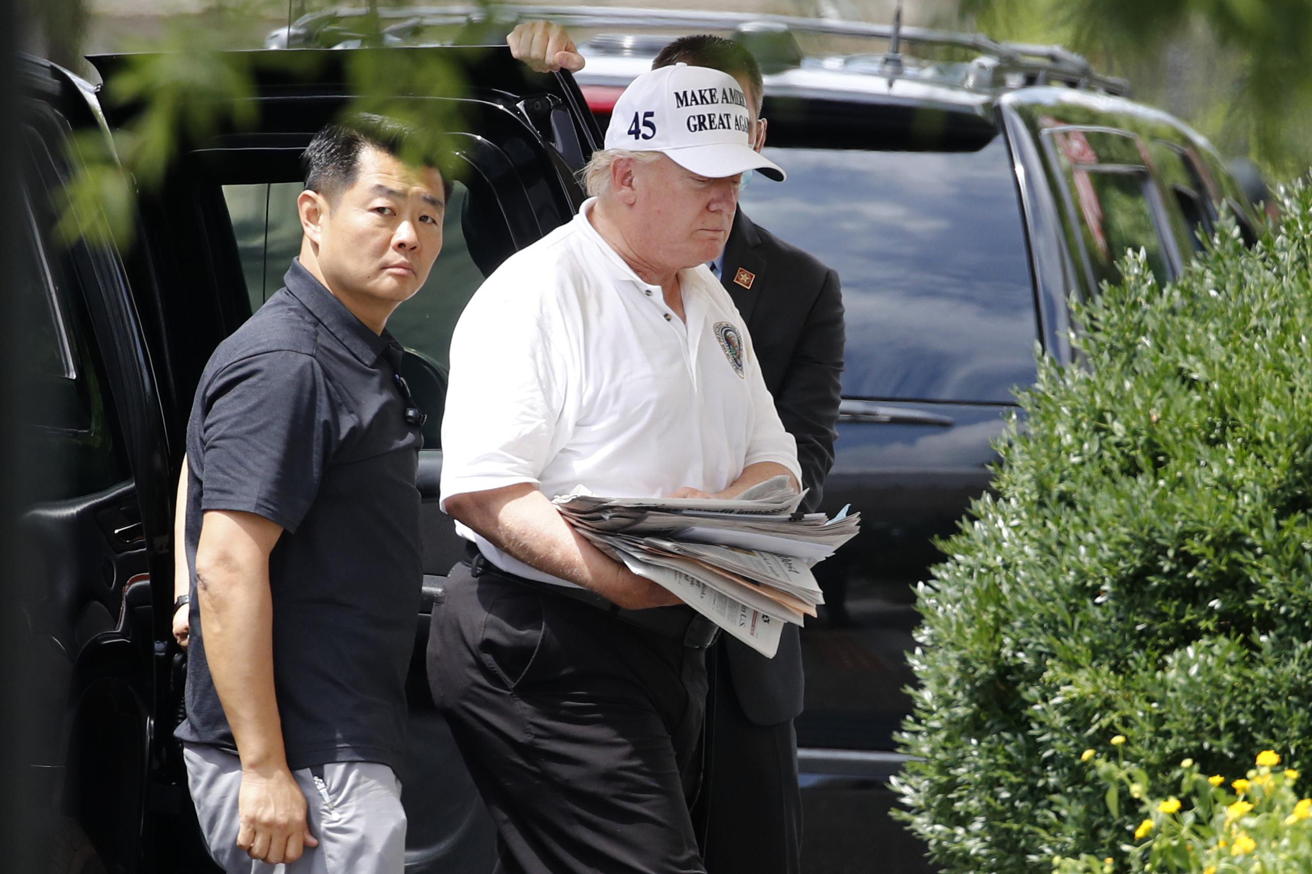 Donald Trump llegando ayer a Casa Blanca tras visitar el Trump National Golf Club, en Virginia.