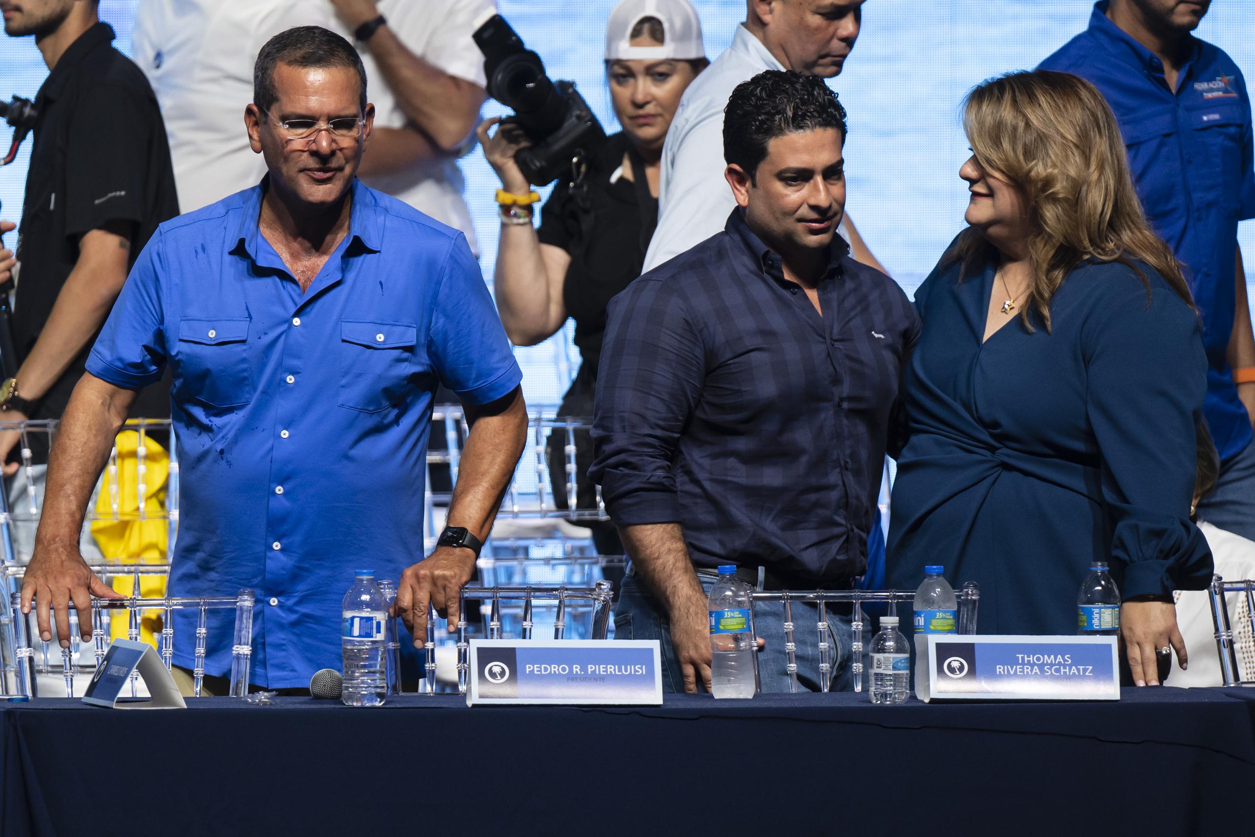 Desde la derecha  la comisionada residente Jenniffer González junto a su esposo José Yovin Vargas y el gobernador Pedro Pierluisi, cuando participaron en la Asamblea del PNP realizada el pasado 5 de marzo.