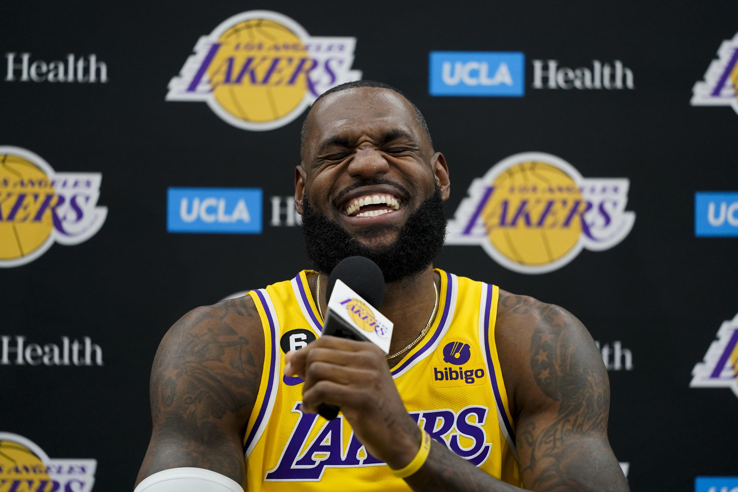 LeBron James sonrie durante la rueda de prensa de los Lakers de los Ángeles para la temporada 2022-23 de la NBA.
