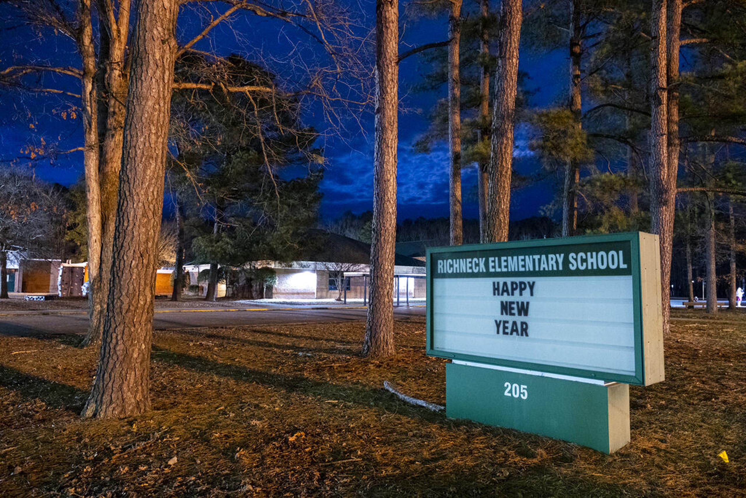 La presidenta de la Junta Escolar de Newport News, Lisa Surles-Law, informó que el distrito instalará detectores de metales en todas las escuelas, comenzando con Richneck.