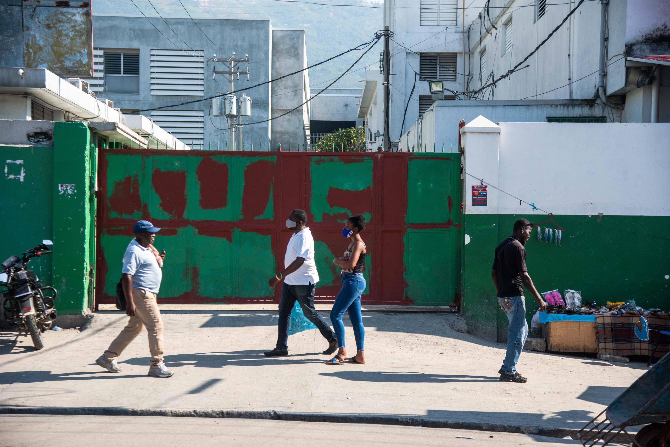 Personas caminan en una calle del centro de la ciudad, el 2 de mayo de 2021 en Puerto Príncipe (Haití).
