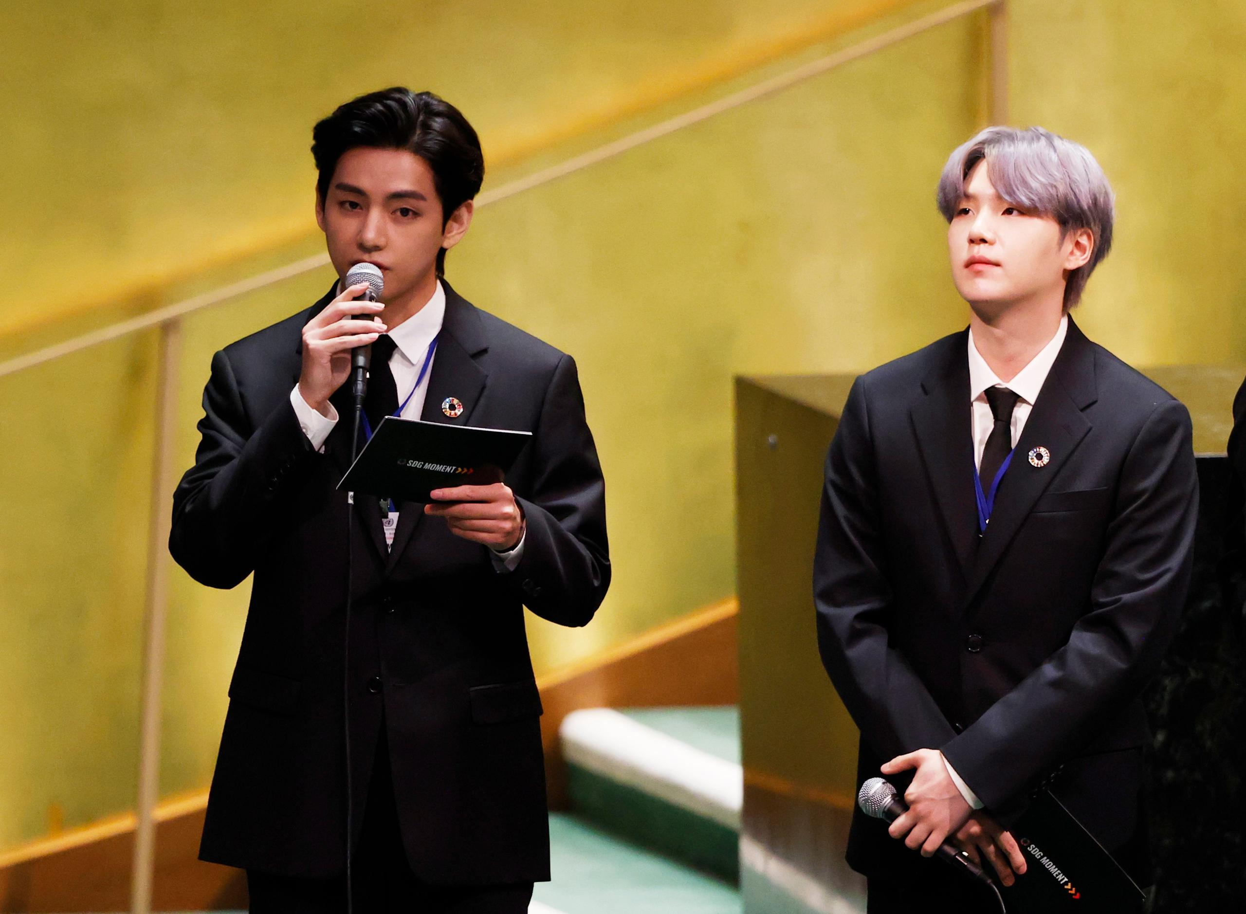 Suga escucha a V de la banda musical de Corea del Sur, BTS, mientras habla ante la 76 Asamblea de Naciones Unidas en Nueva York, Estados Unidos.