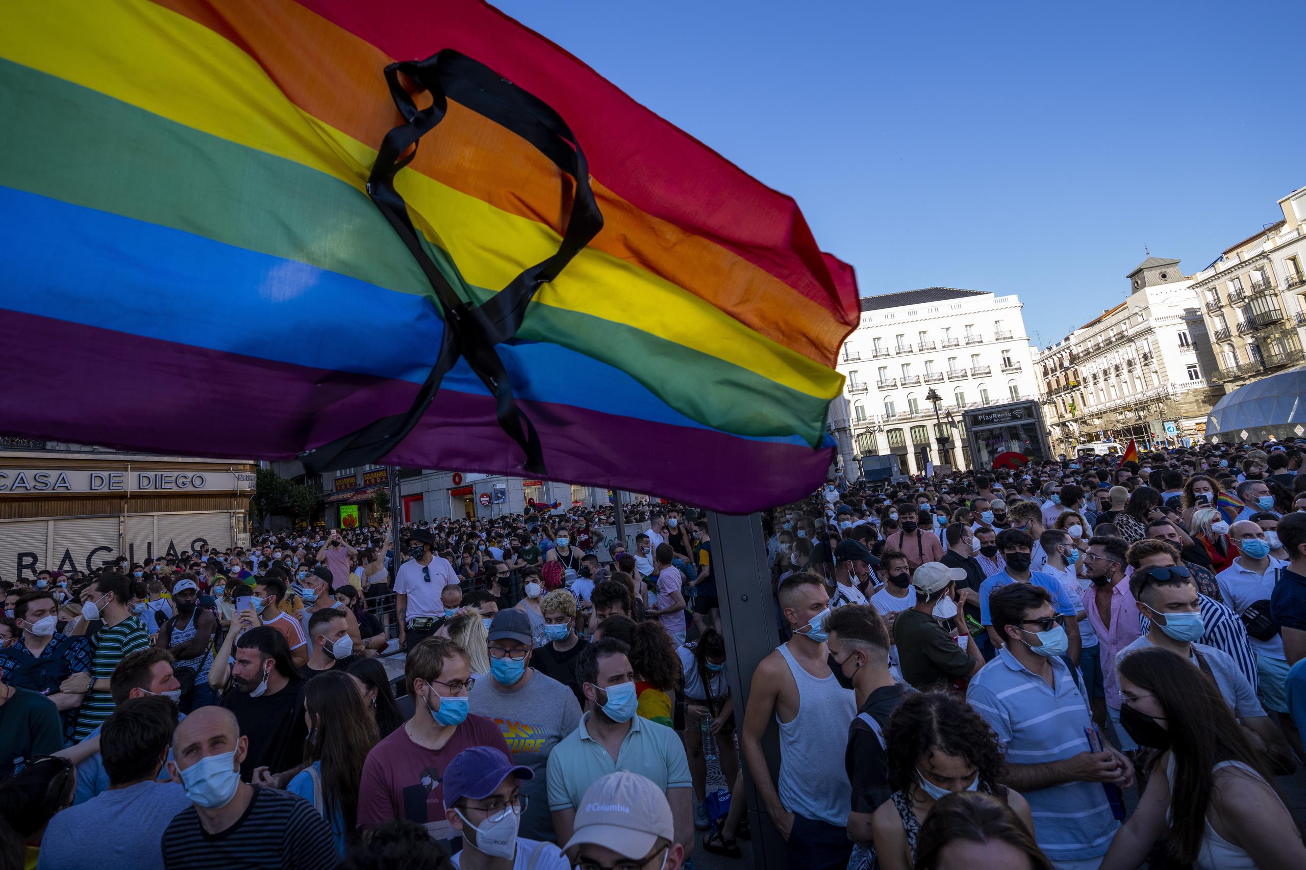 La bandera arcoíris con un listón negro ondea durante una protesta en contra del asesinato de Samuel Luiz, en la Puerta del Sol, en Madrid.