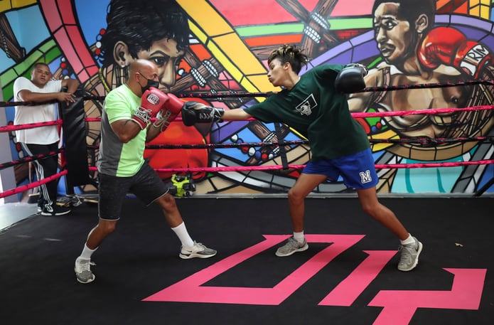 Ian Sebastián Velázquez entrena junto a su padre Luis Alberto en el gimnasio Monterrey Boxing Club.

