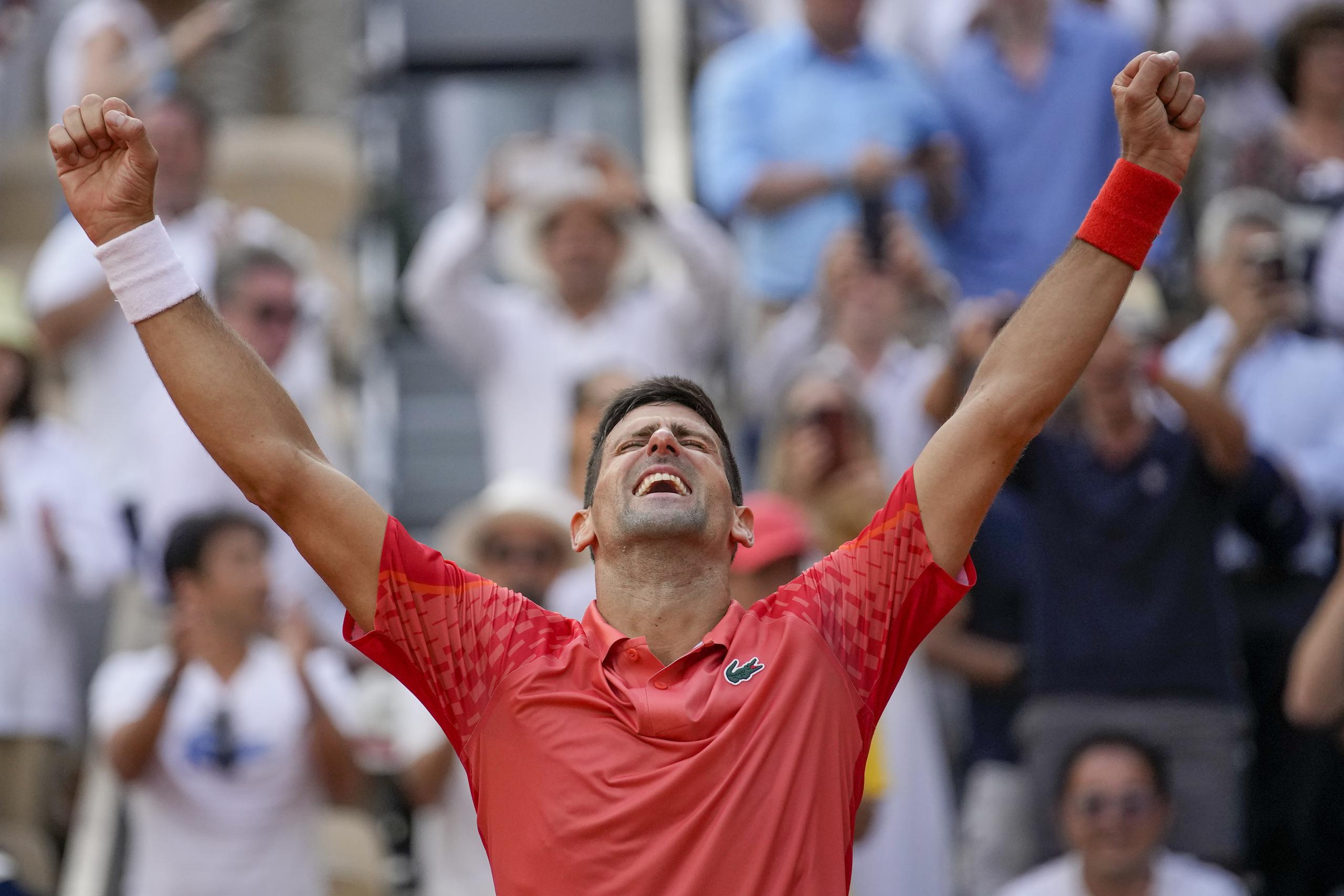 Novak Djokovic celebra tras derrotar a Casper Ruud en la final del Abierto de Francia.