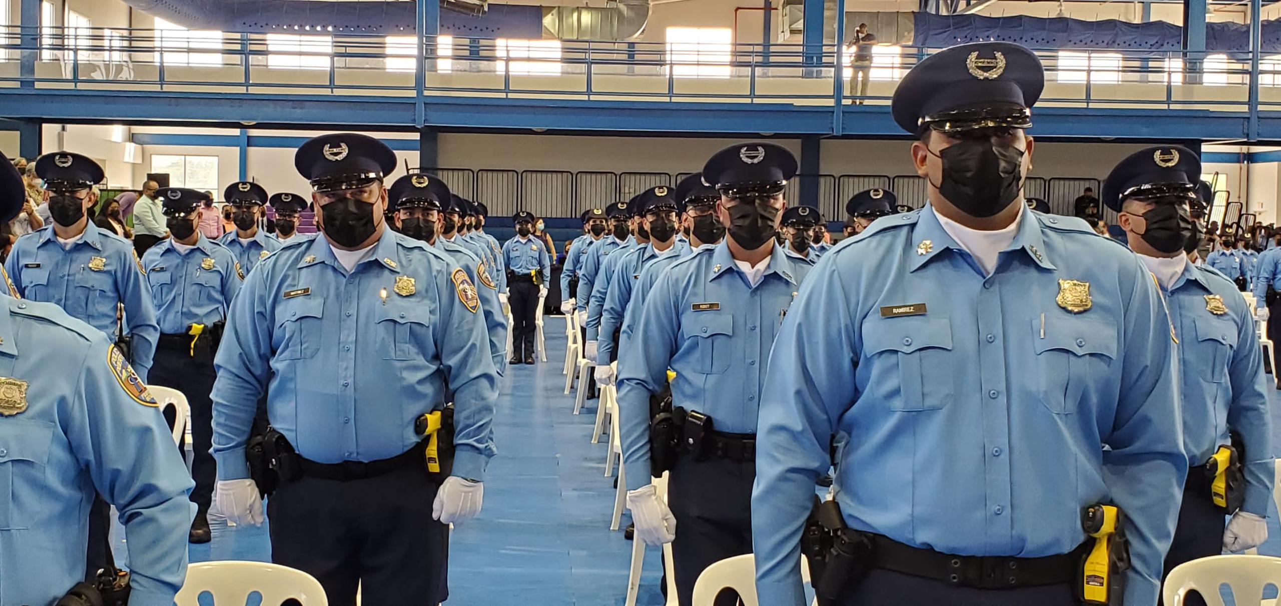 Unos 122 cadetes se graduaron de la Academia de la Policía.