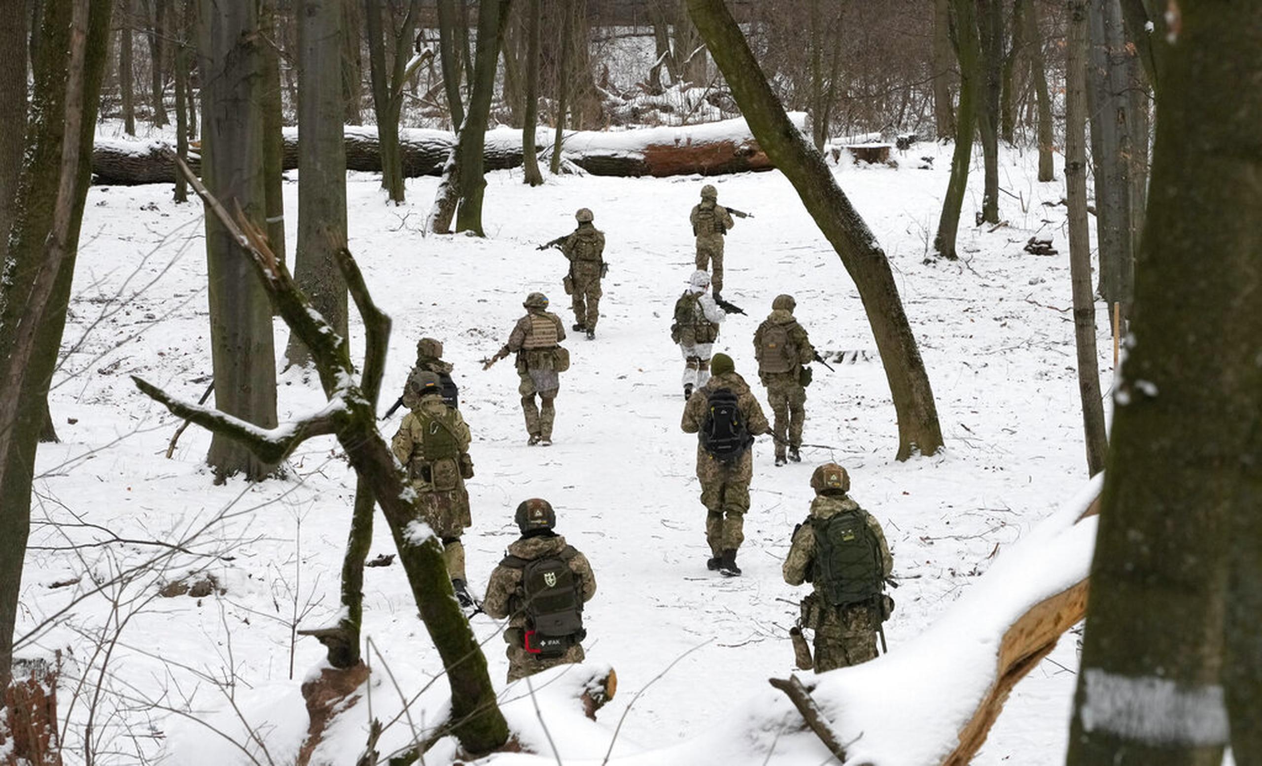 Miembros de las Fuerzas de Defensa Territorial de Ucrania entrenan en un parque de la ciudad de Kiev el 22 de enero de 2022. Docenas de civiles se han unido a las reservas del ejército de Ucrania en medio de temores sobre una invasión rusa.