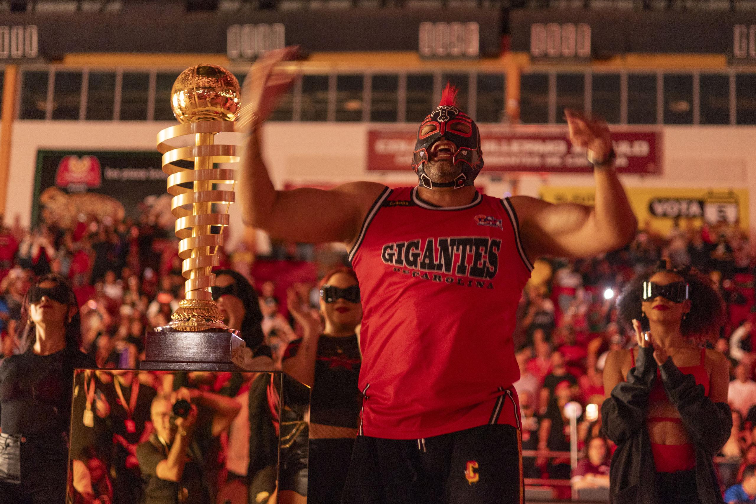 El Gigante Enmascarado junto al campeonato del Baloncesto Superior Nacional.