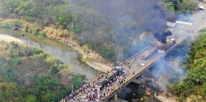 Una larga columna de humo se veía sobre el puente internacional Francisco de Paula Santander. (Twitter / @WCKitchen)