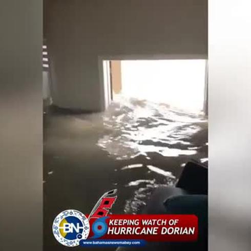 Un hombre graba desde el interior de su casa inundada por Dorian