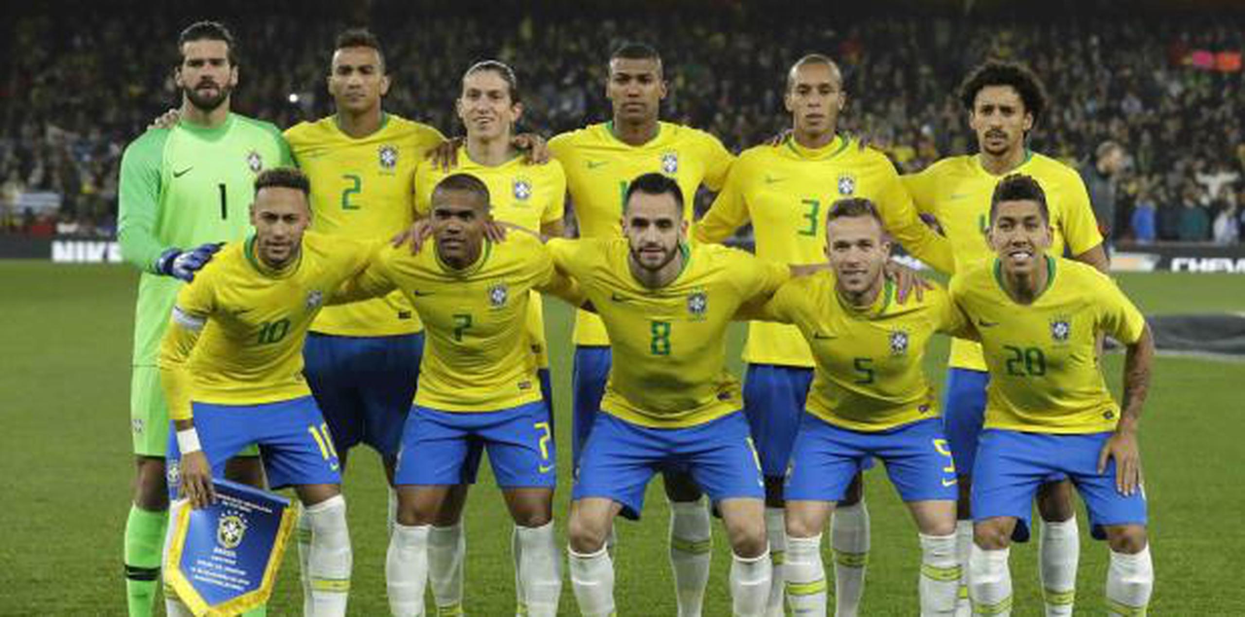 Se guardó un momento de silencio por su muerte previo al amistoso Brasil-Uruguay en Londres ayer, viernes. (AP / Matt Dunham)